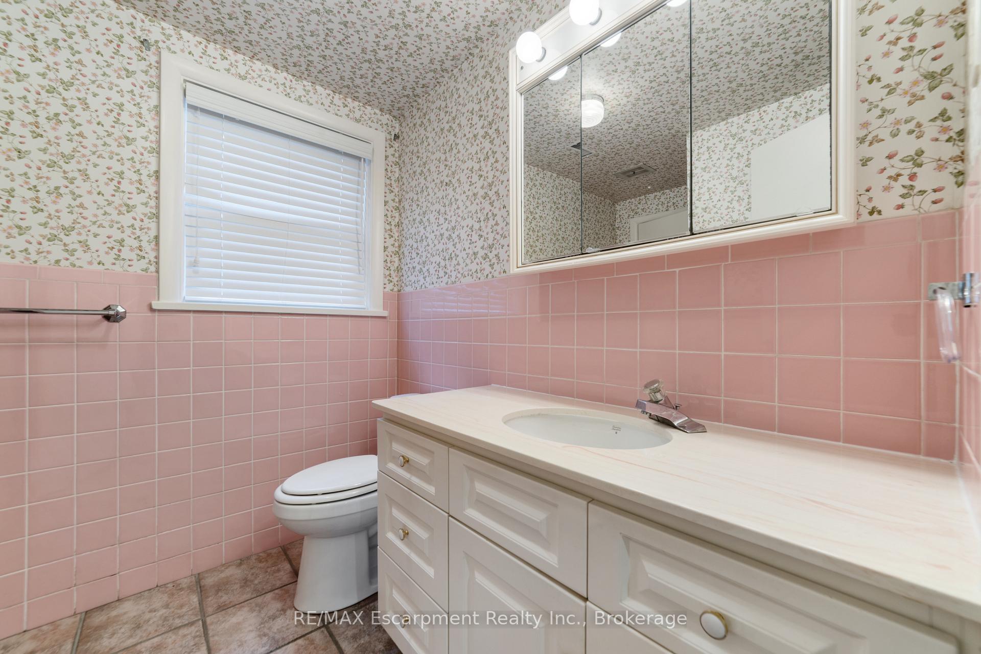 Photo 11 of 305 Woodworth Drive, Hamilton, Ancaster — HOMEH
