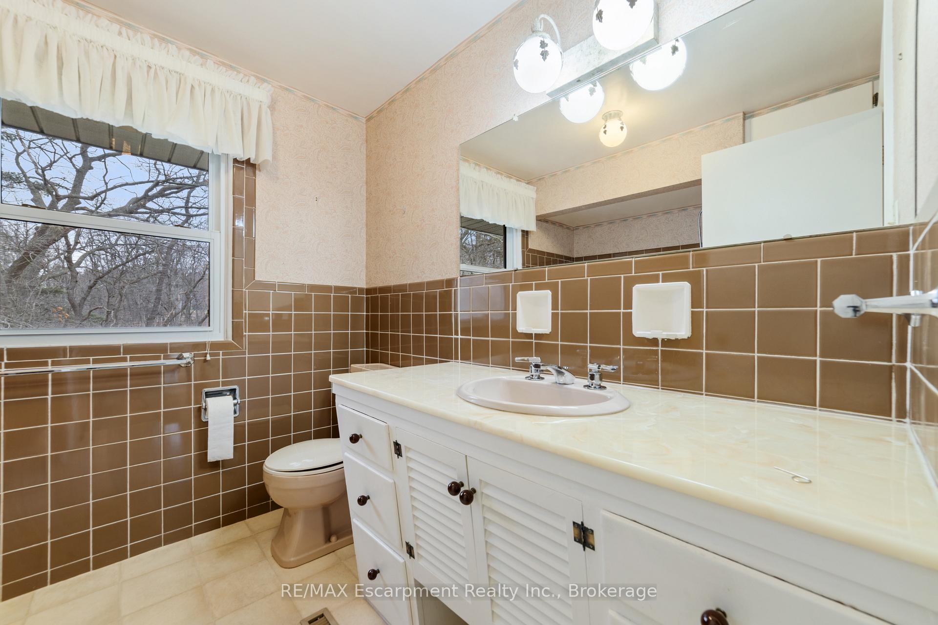 Photo 15 of 305 Woodworth Drive, Hamilton, Ancaster — HOMEH