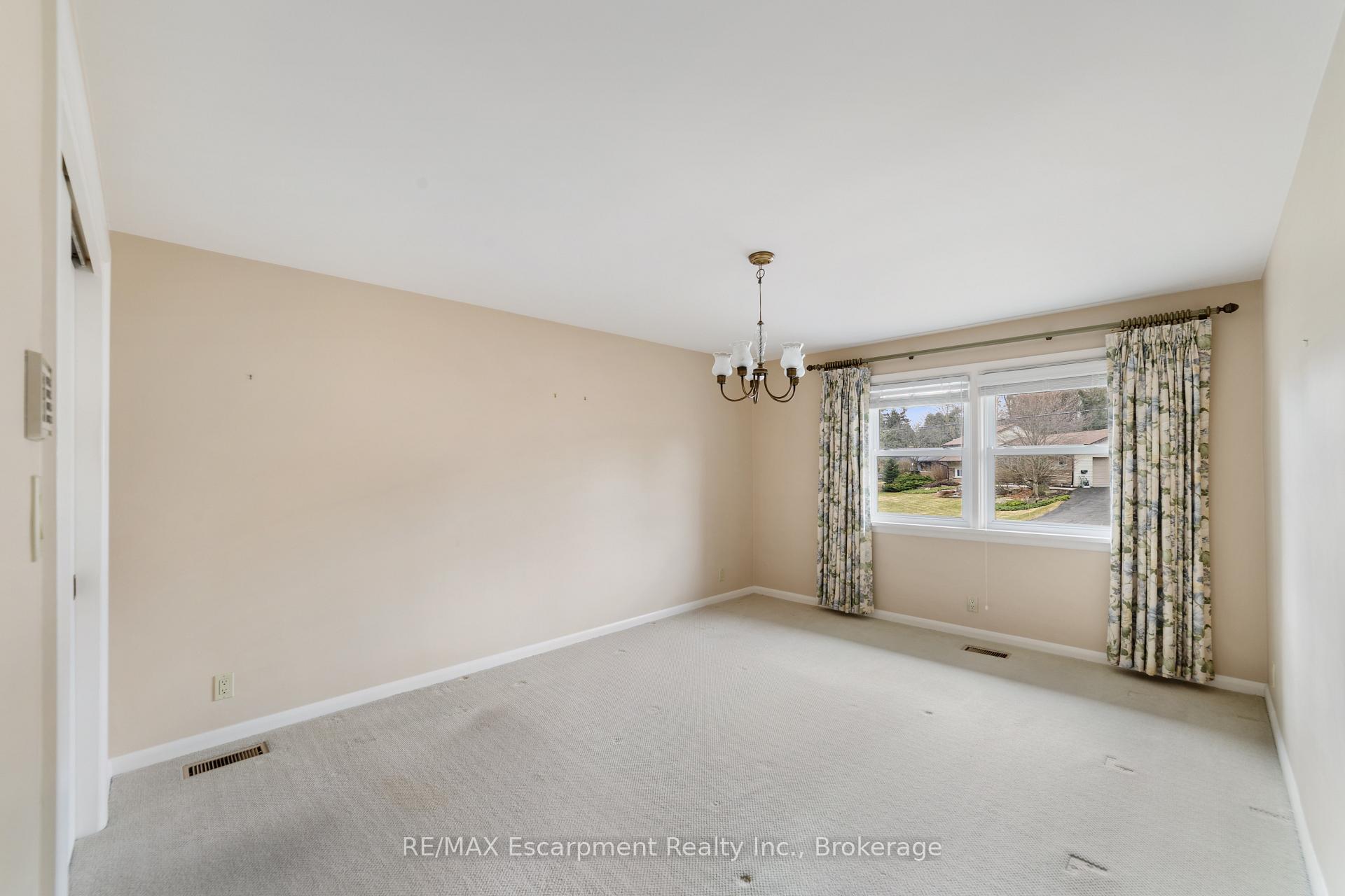 Photo 16 of 305 Woodworth Drive, Hamilton, Ancaster — HOMEH