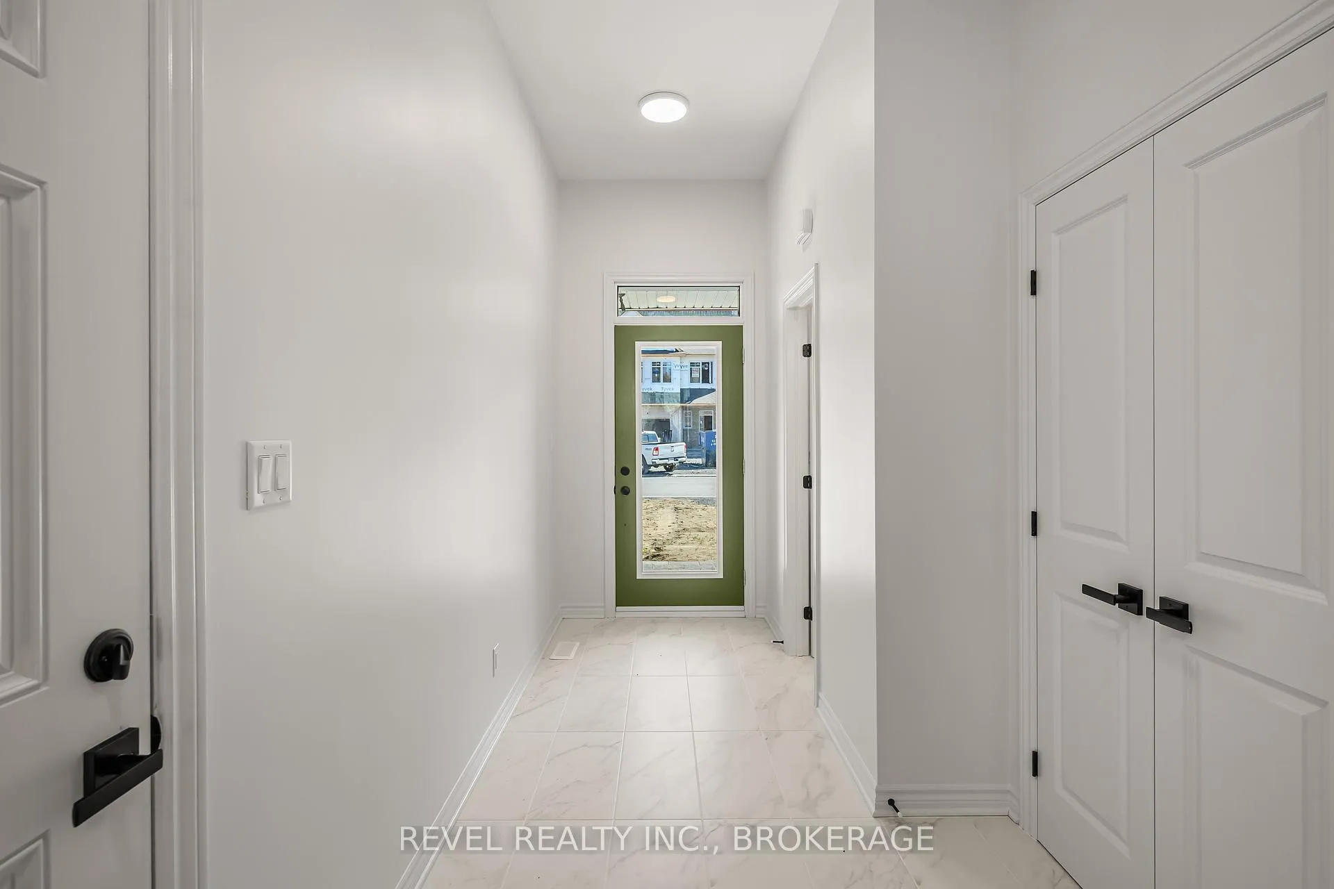 Photo 3 of 332 Dockside Drive, Kingston, Kingston East (Incl Barret Crt) — HOMEH