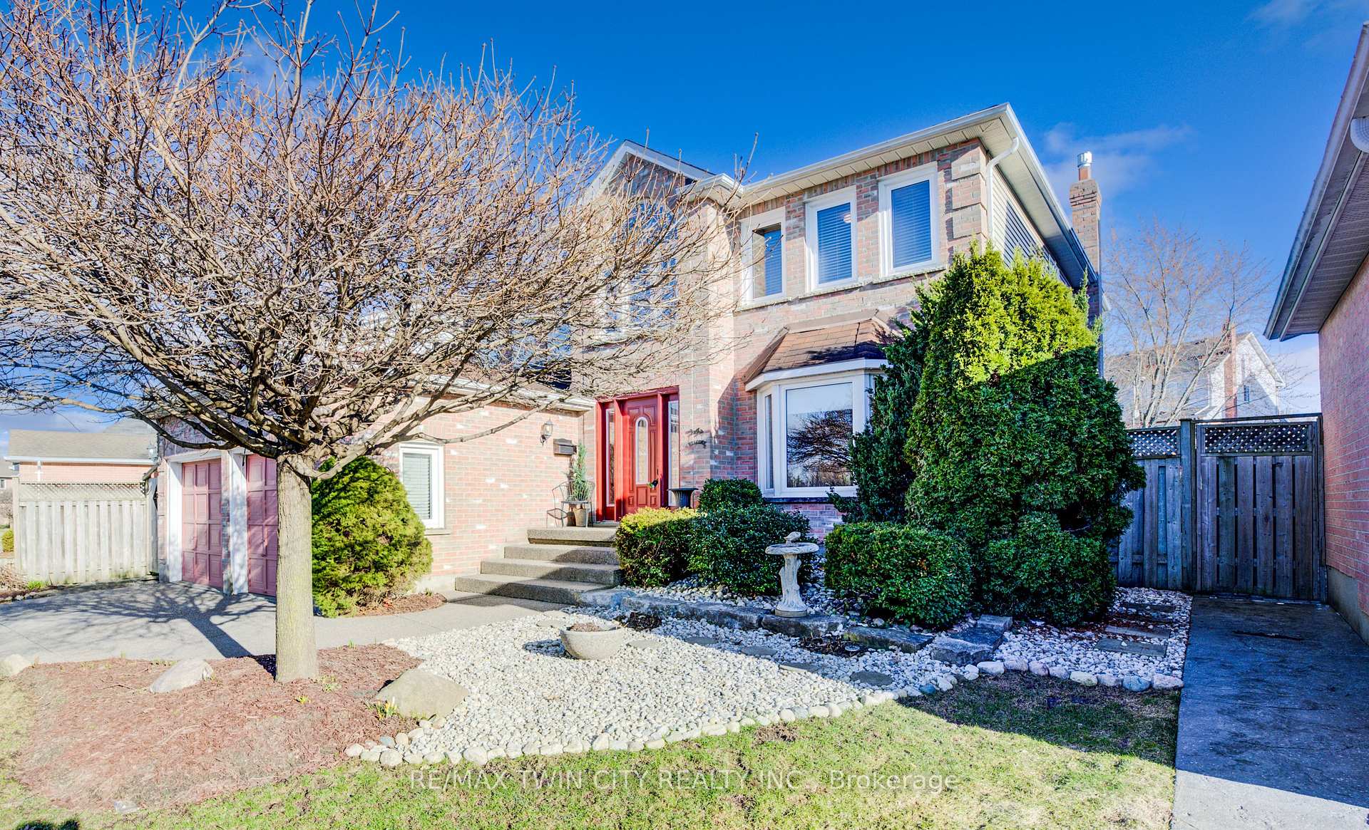 Front of 25 Lynnvalley Crescent
