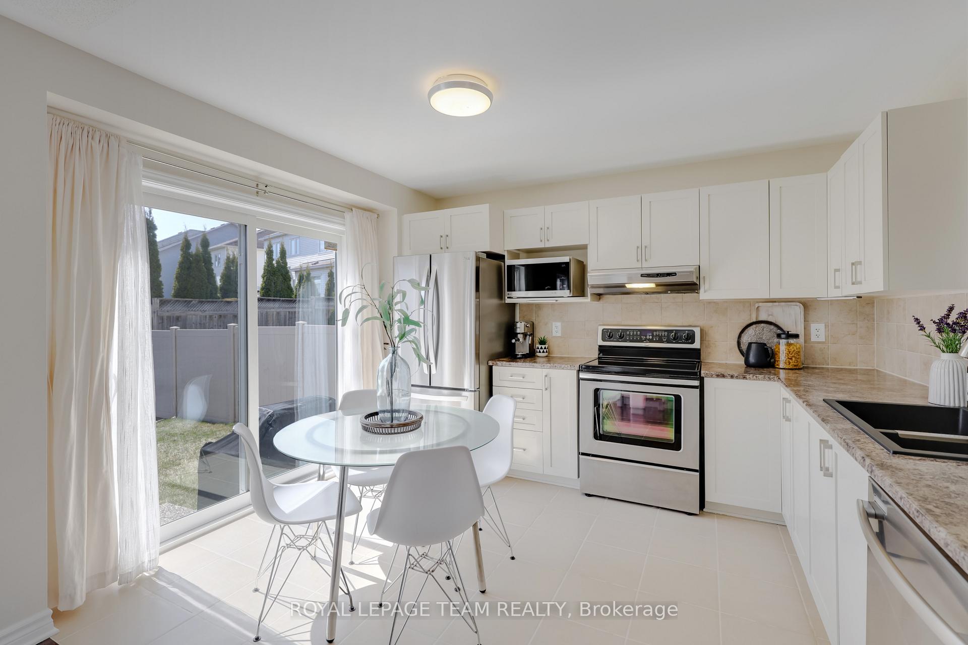 Photo 18 of 381 Abbeydale Circle, Ottawa, Kanata - Morgan's Grant/South March — HOMEH