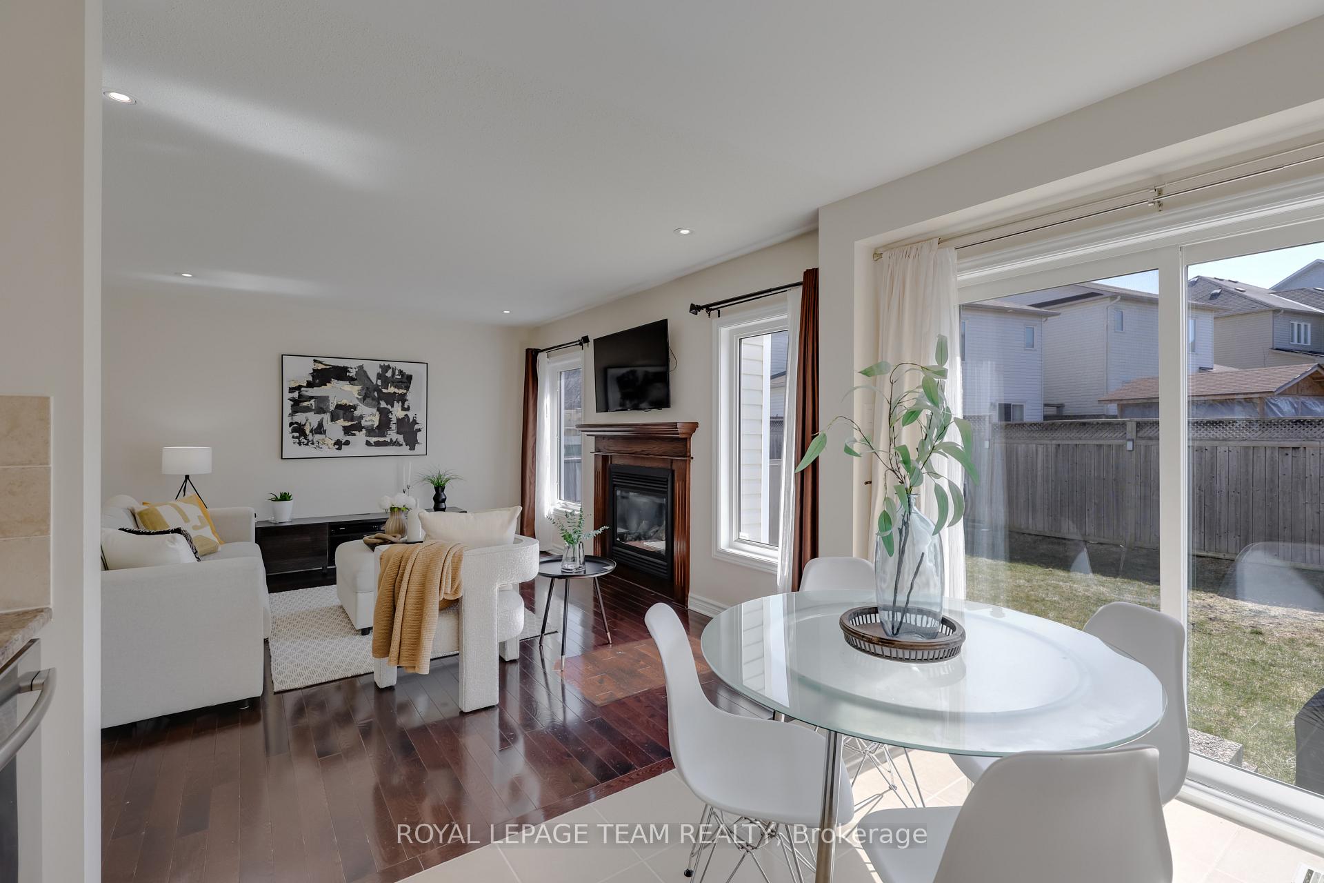 Photo 19 of 381 Abbeydale Circle, Ottawa, Kanata - Morgan's Grant/South March — HOMEH