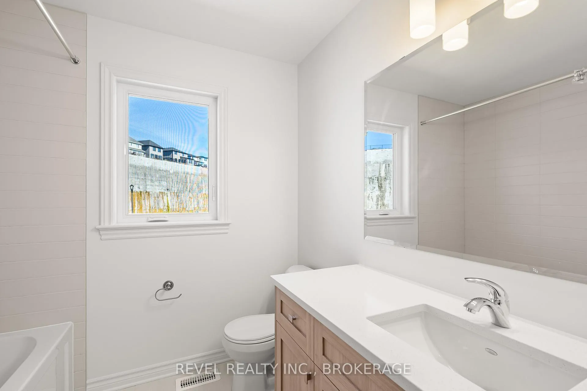 Photo 19 of 336 Dockside Drive, Kingston, Kingston East (Incl Barret Crt) — HOMEH