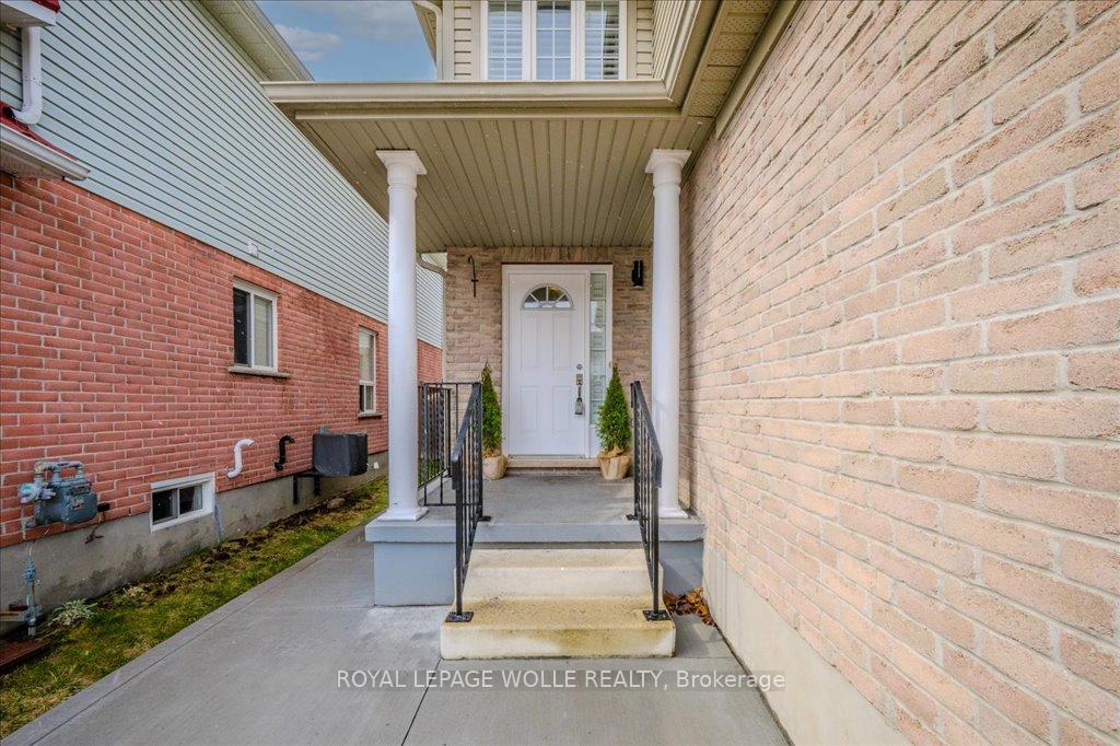 Photo 4 of 65 Colton Circle, Kitchener — HOMEH