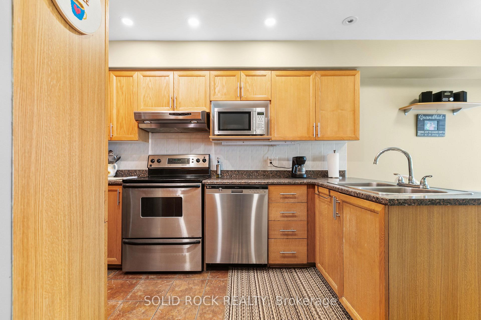 Photo 13 of 18 Sunnybrooke Drive, Ottawa, Kanata - Emerald Meadows/Trailwest — HOMEH