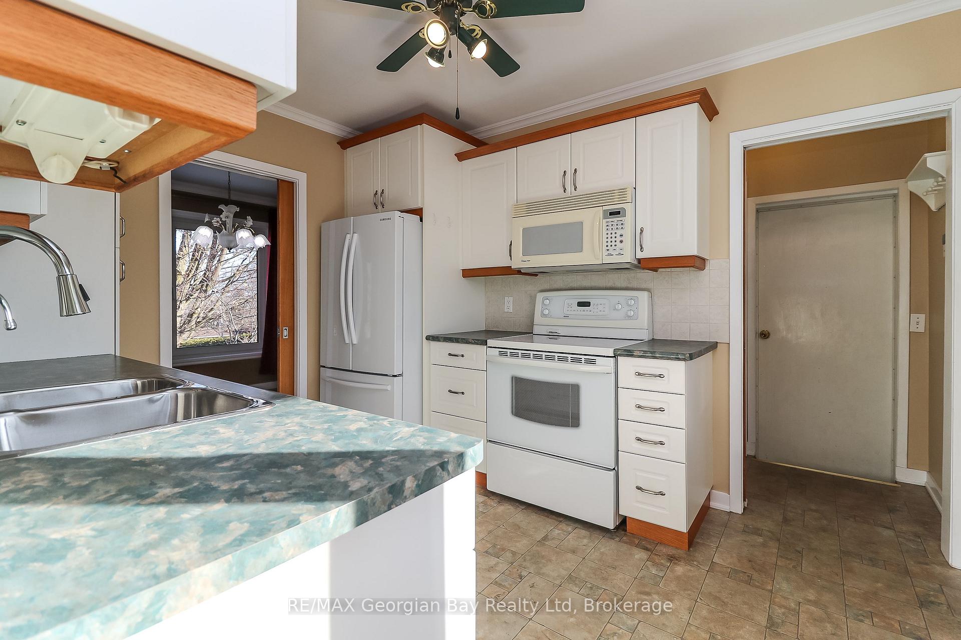 Photo 11 of 510 Irwin Street, Midland — HOMEH