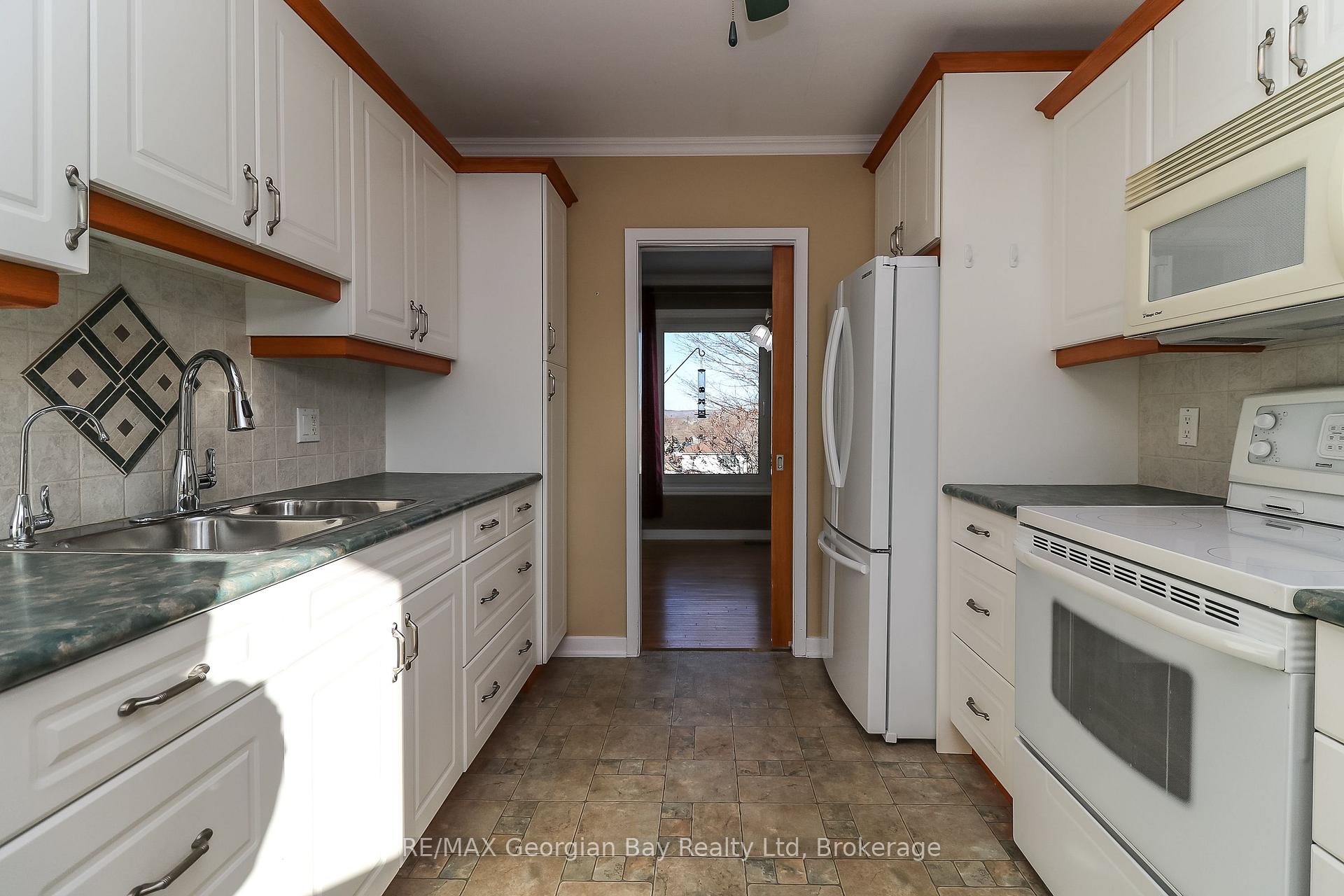 Photo 13 of 510 Irwin Street, Midland — HOMEH