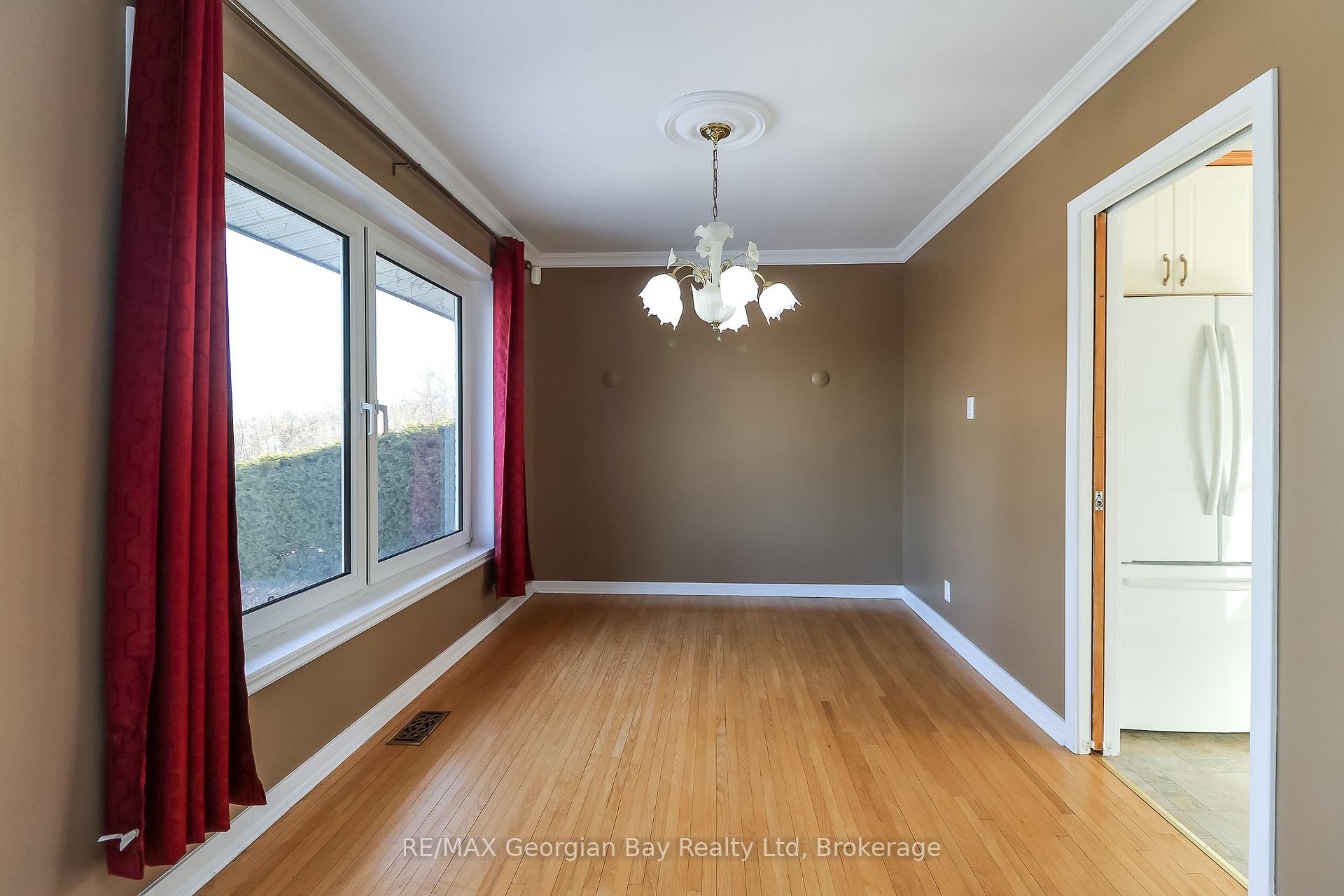 Photo 14 of 510 Irwin Street, Midland — HOMEH