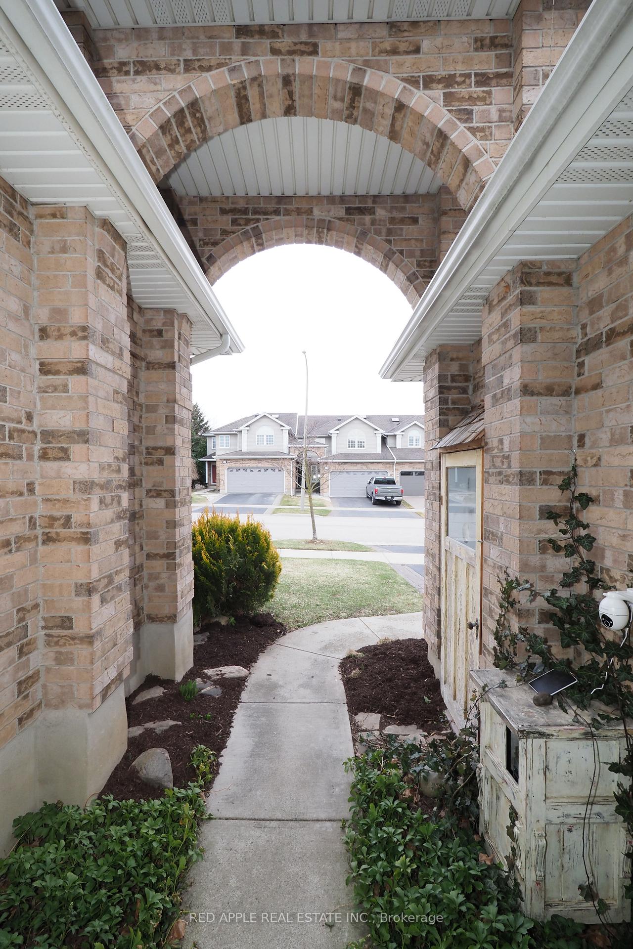 Photo 3 of 30 Candle Crescent, Kitchener — HOMEH