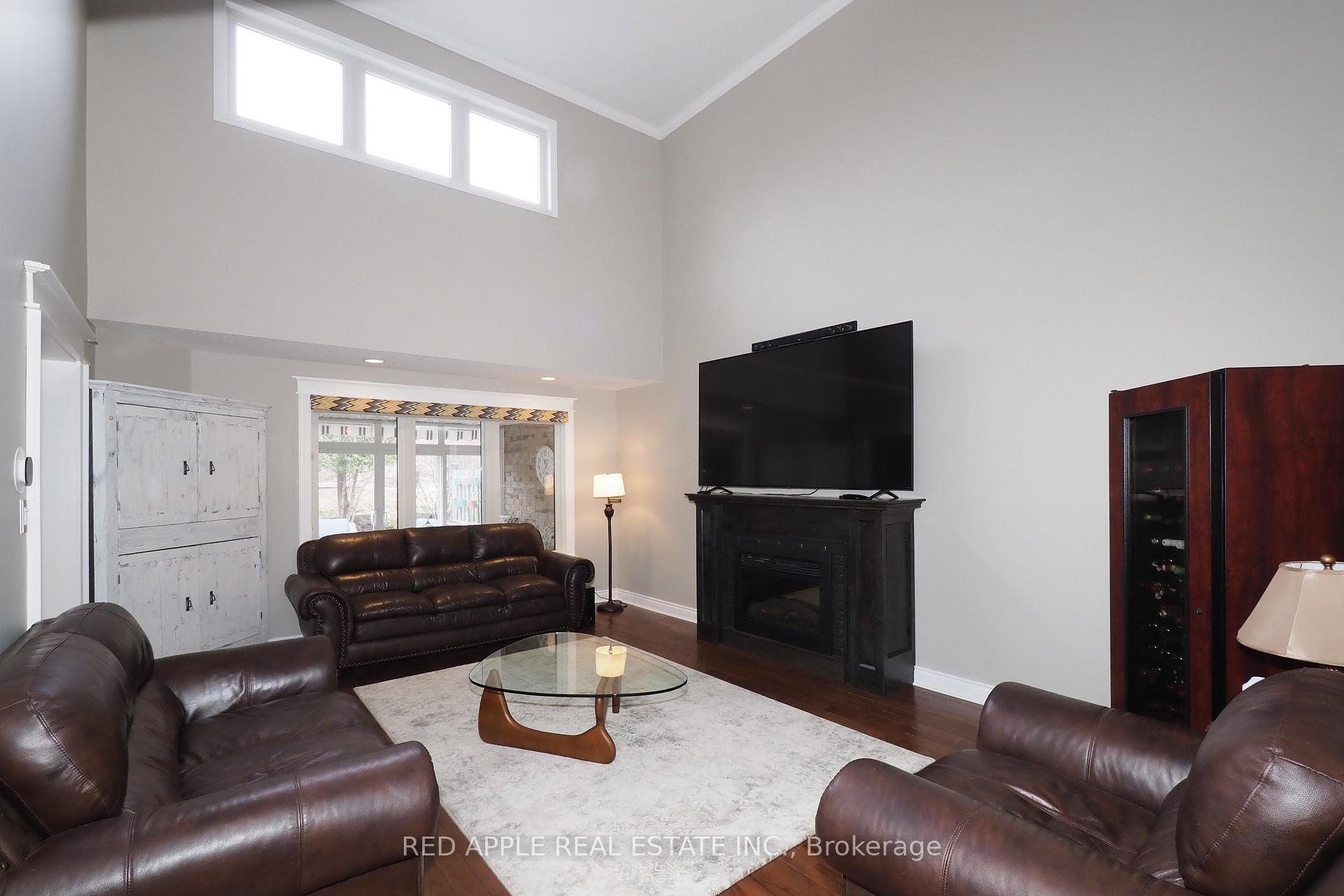 Photo 6 of 30 Candle Crescent, Kitchener — HOMEH