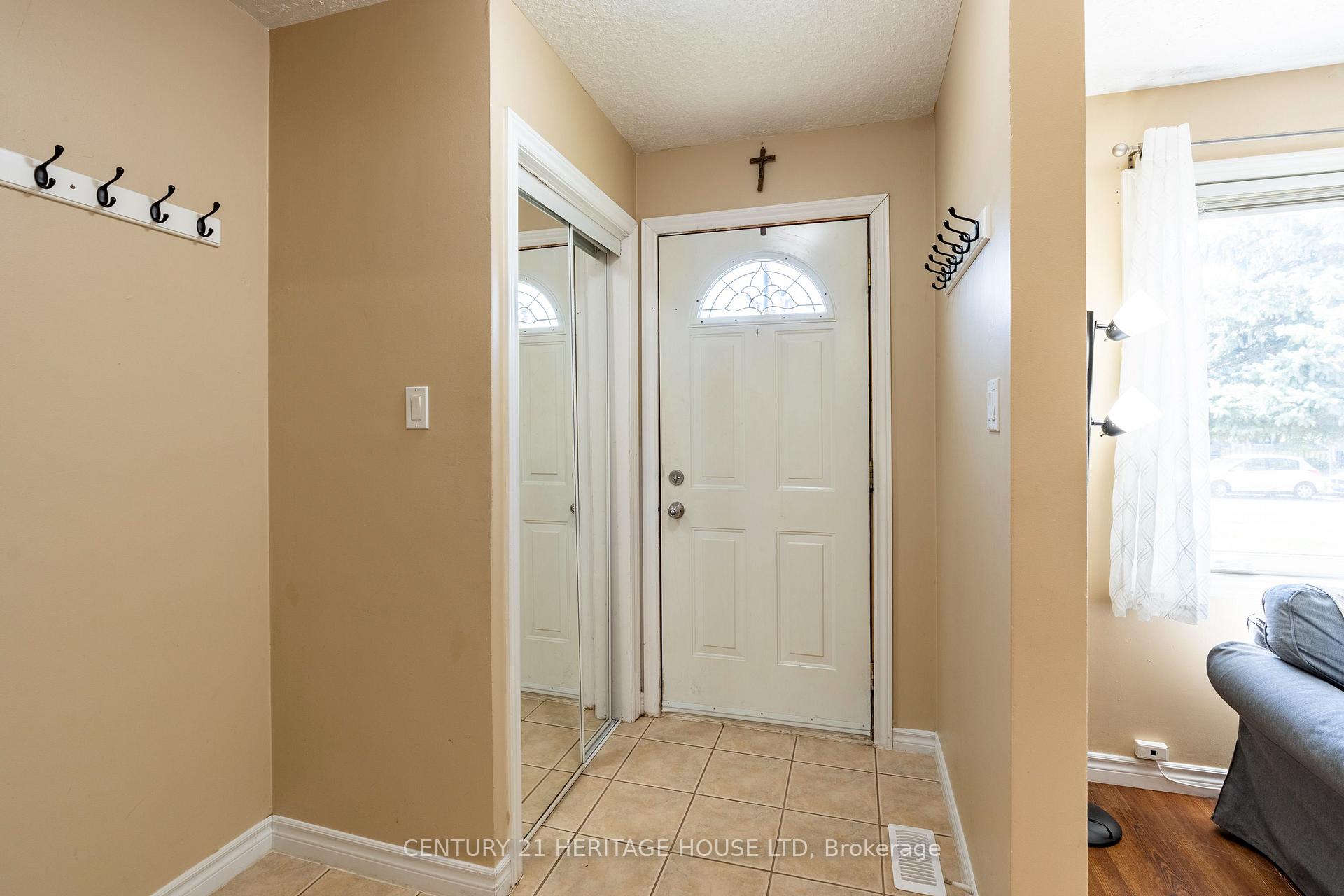 Photo 3 of 58 Breckenridge Drive, Kitchener — HOMEH
