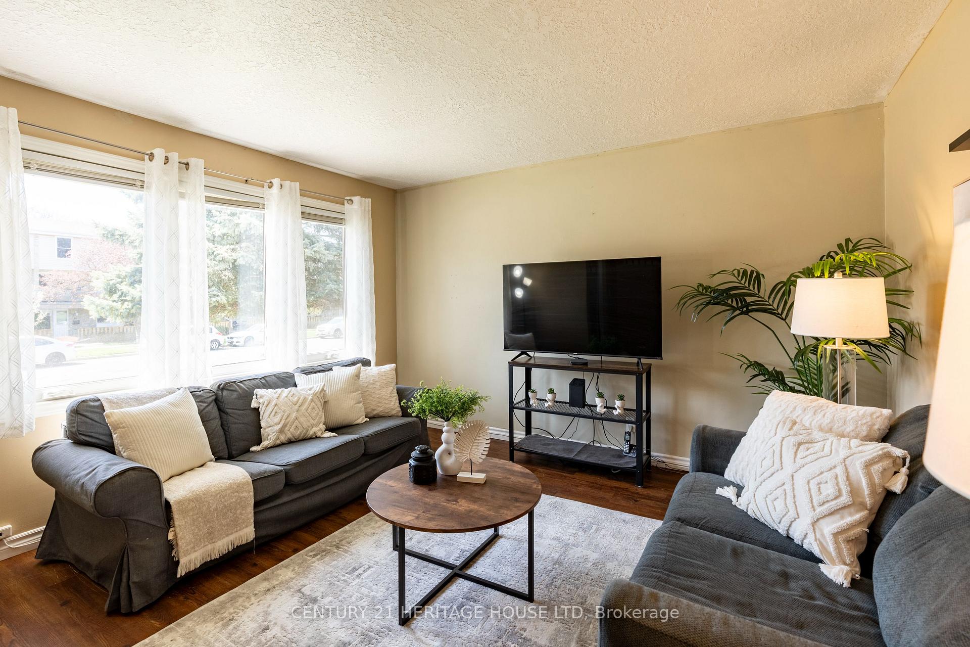 Photo 5 of 58 Breckenridge Drive, Kitchener — HOMEH