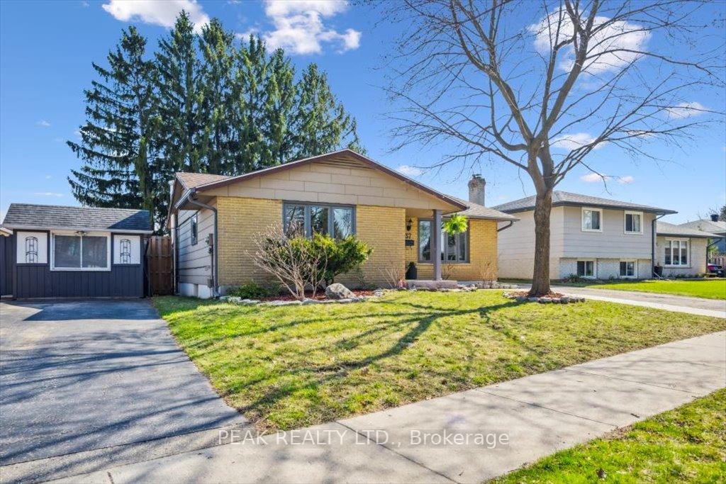 Photo 3 of 37 Gracefield Crescent, Kitchener — HOMEH