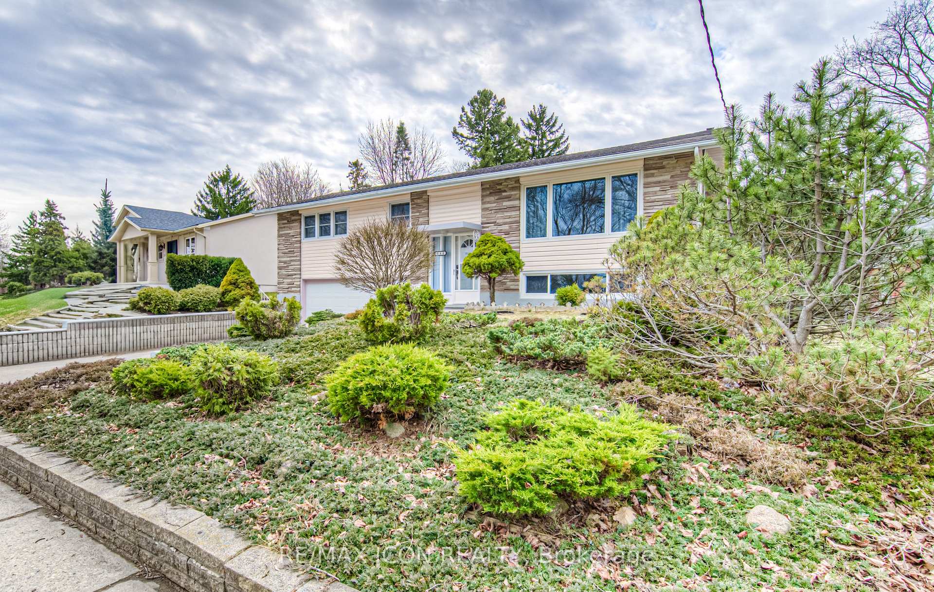 Photo 2 of 211 Lakeside Drive, Kitchener — HOMEH