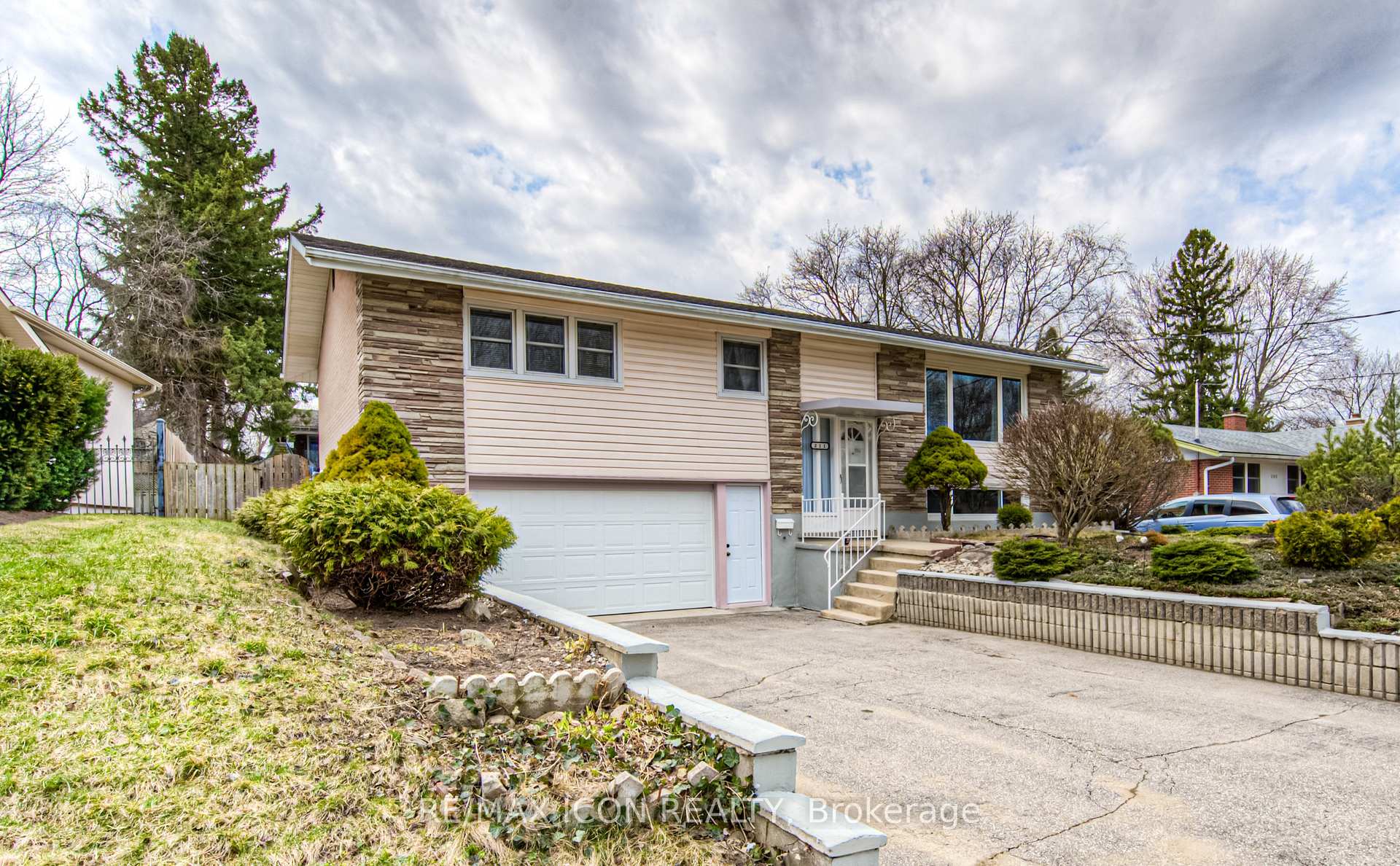 Photo 3 of 211 Lakeside Drive, Kitchener — HOMEH