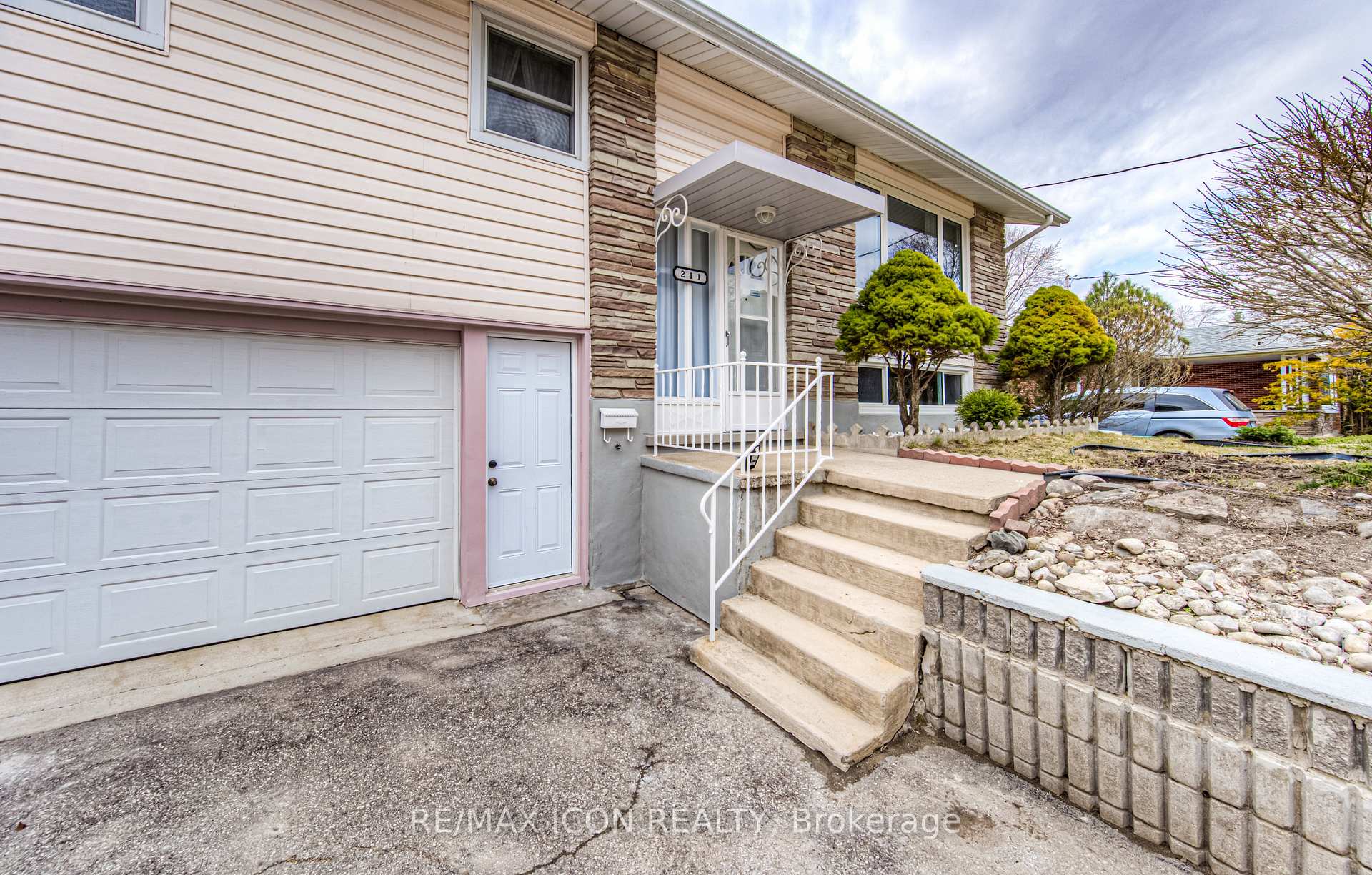 Photo 5 of 211 Lakeside Drive, Kitchener — HOMEH