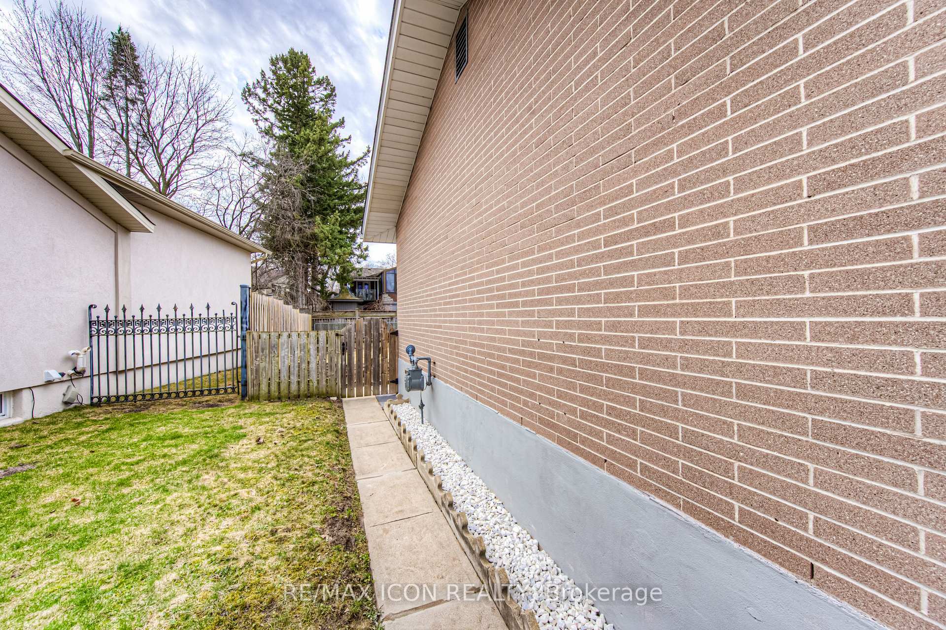 Photo 36 of 211 Lakeside Drive, Kitchener — HOMEH