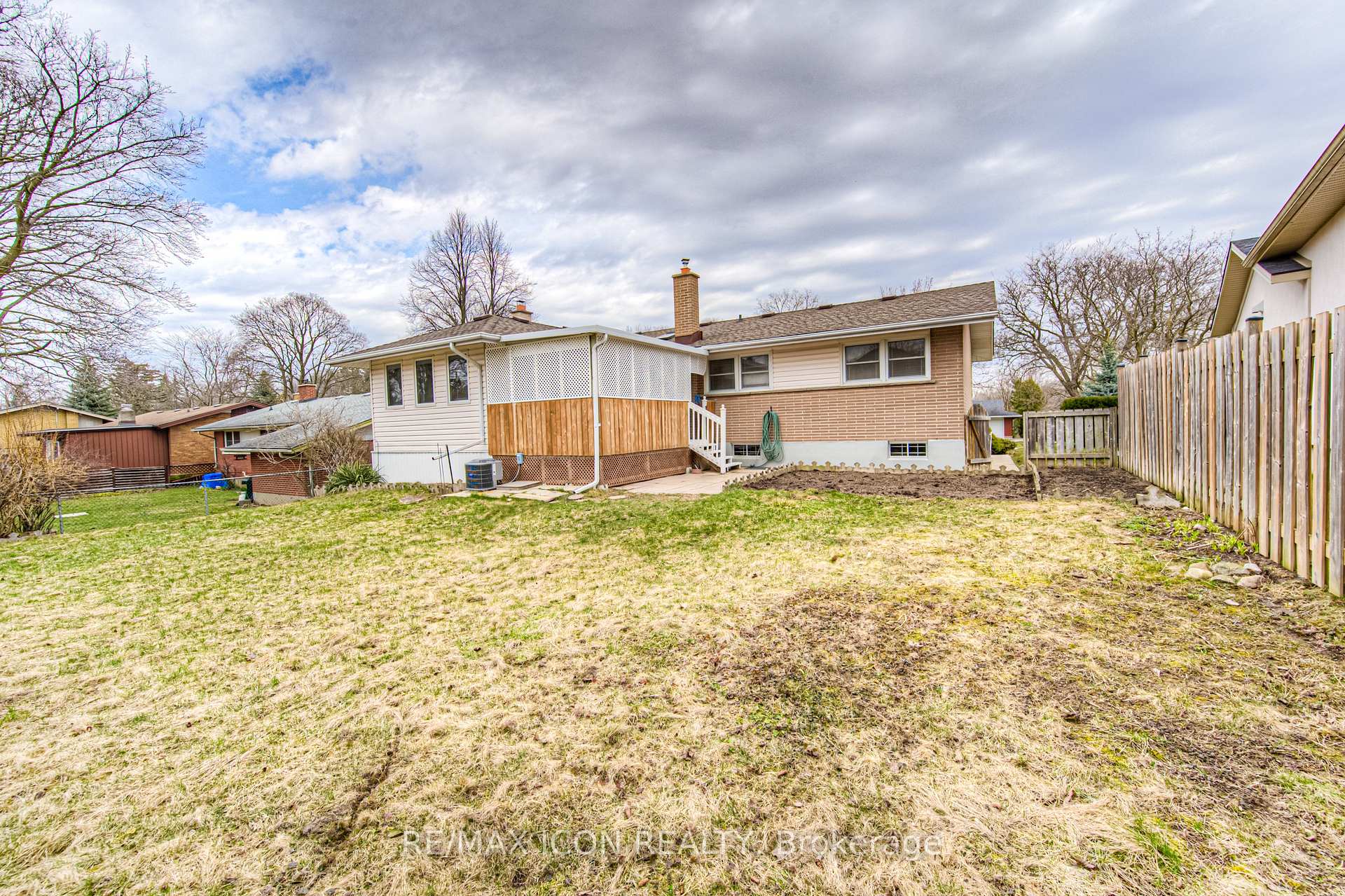 Photo 39 of 211 Lakeside Drive, Kitchener — HOMEH