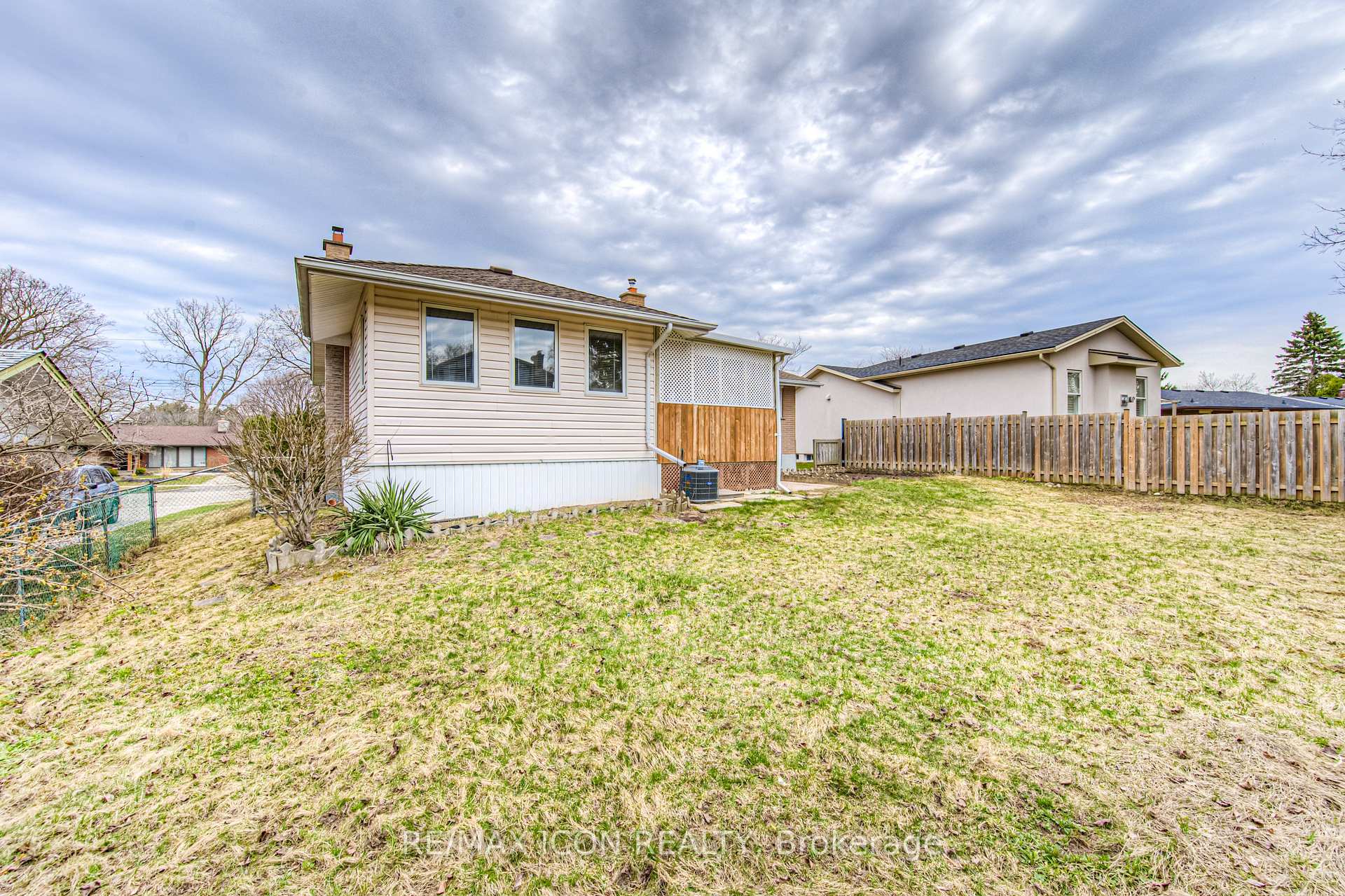 Photo 41 of 211 Lakeside Drive, Kitchener — HOMEH