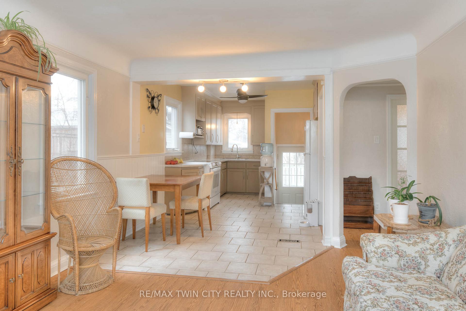 Photo 5 of 12 Barclay Avenue, Kitchener — HOMEH
