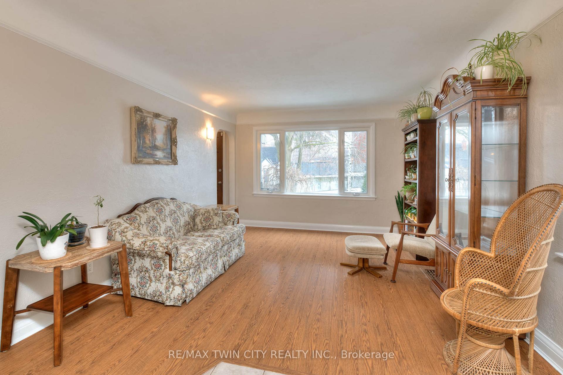 Photo 6 of 12 Barclay Avenue, Kitchener — HOMEH