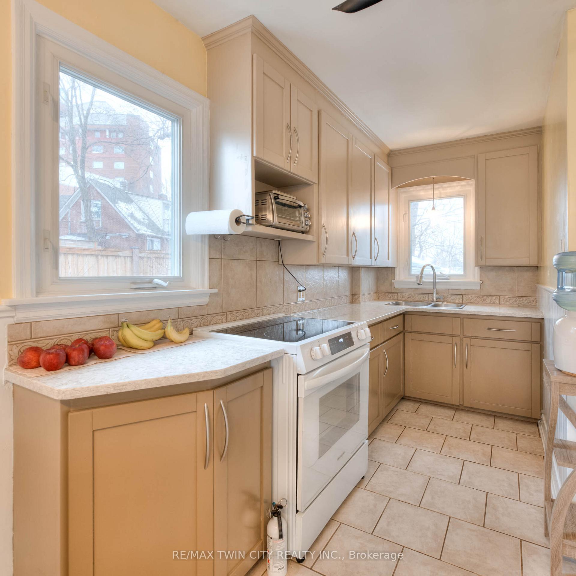 Photo 10 of 12 Barclay Avenue, Kitchener — HOMEH