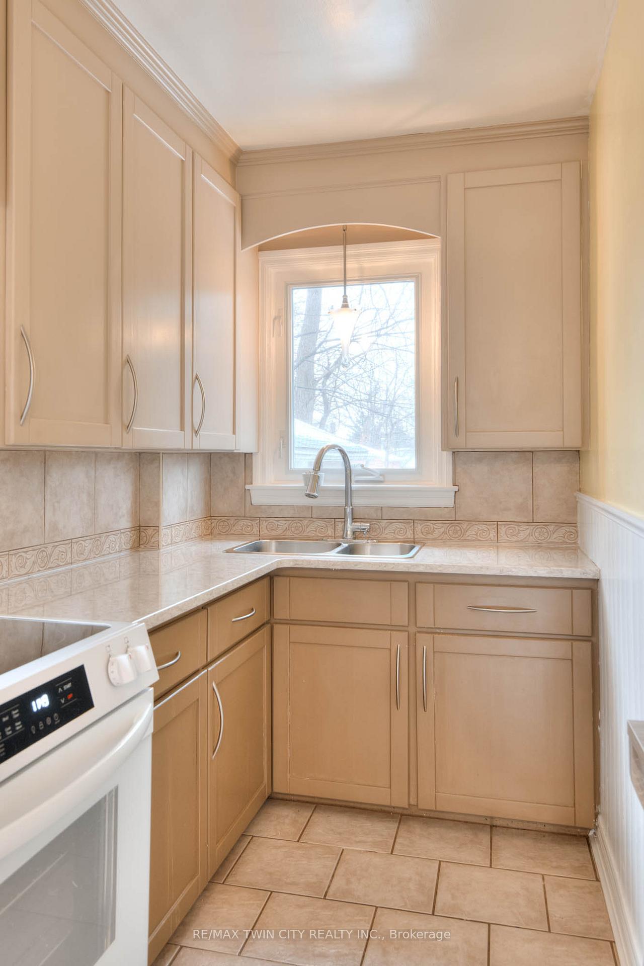 Photo 11 of 12 Barclay Avenue, Kitchener — HOMEH