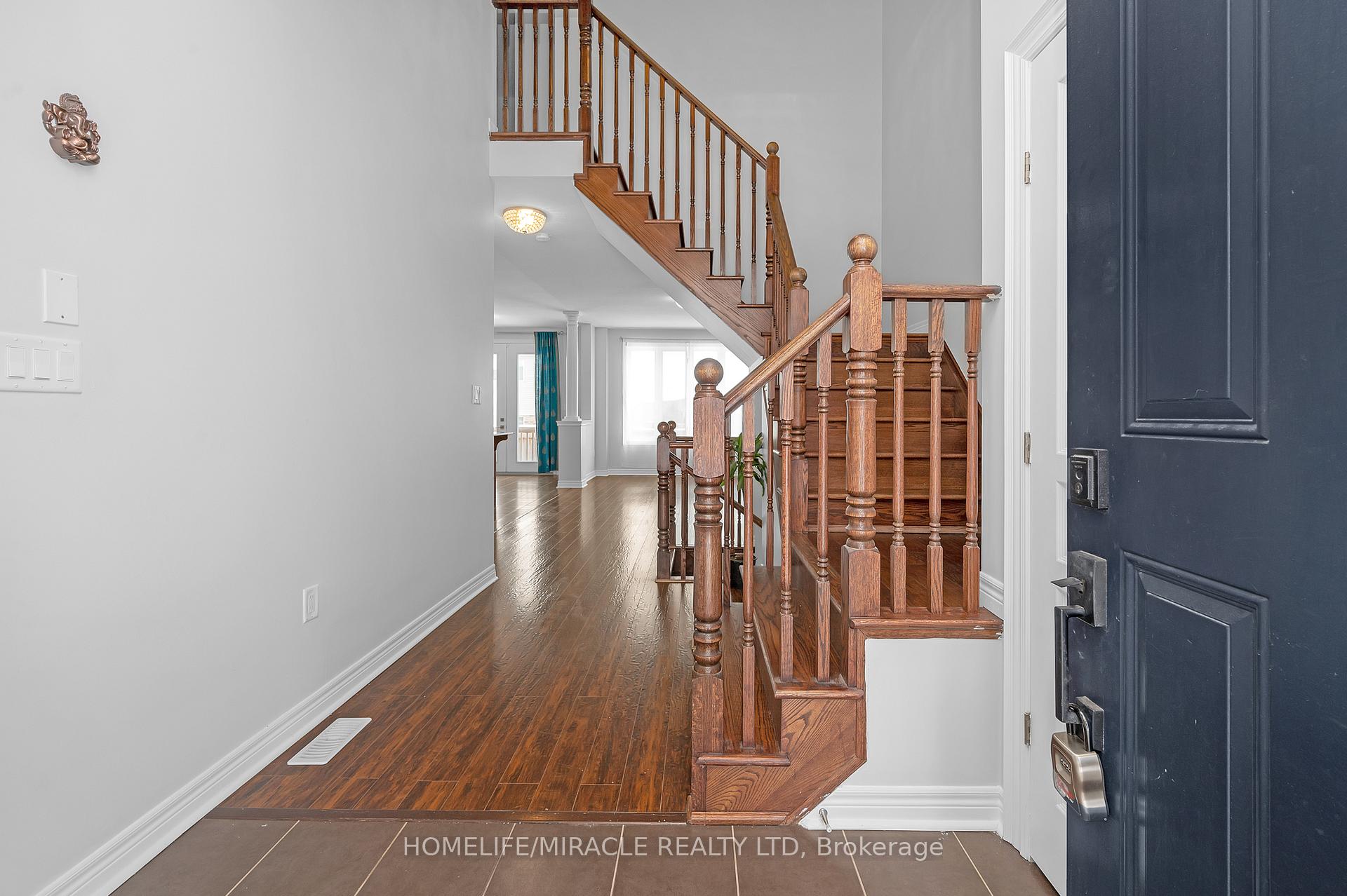 Photo 5 of 38 Sexton Crescent, Hamilton, Ancaster — HOMEH