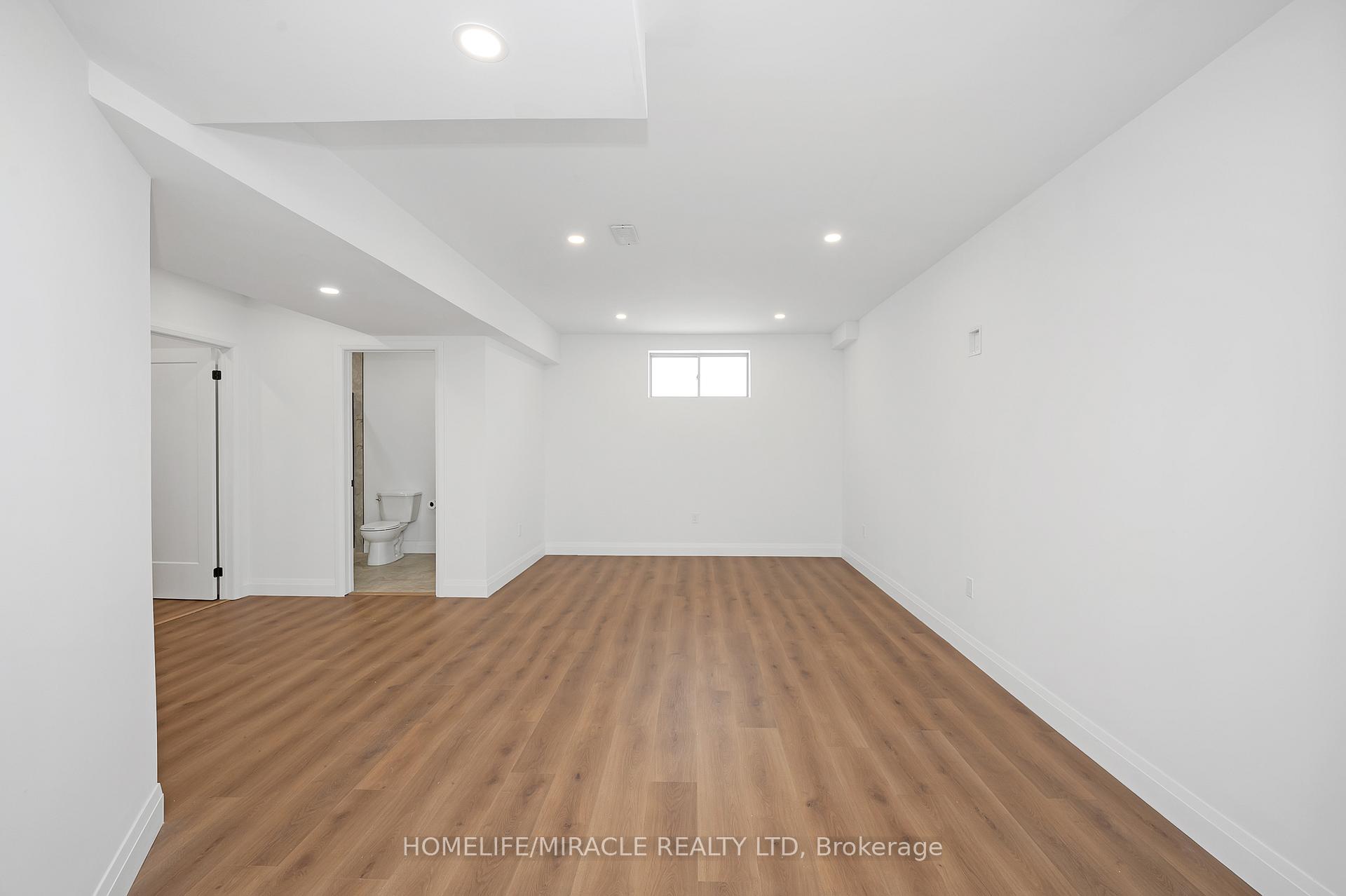 Photo 35 of 38 Sexton Crescent, Hamilton, Ancaster — HOMEH