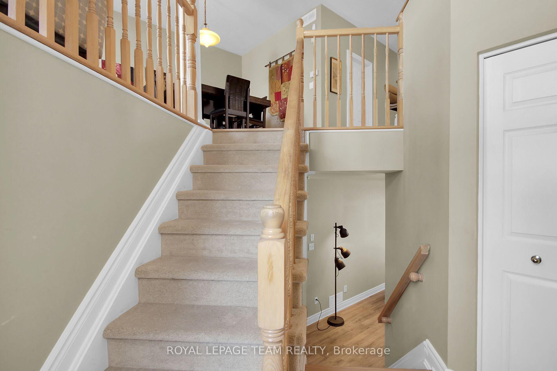 Photo 3 of 32 Castle Glen Crescent, Ottawa, Kanata - Glencairn/Hazeldean — HOMEH