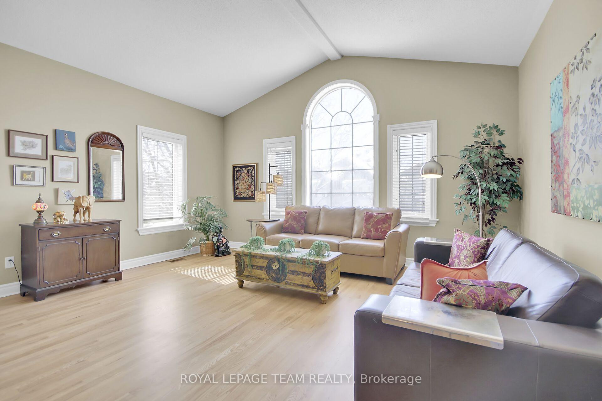 Photo 5 of 32 Castle Glen Crescent, Ottawa, Kanata - Glencairn/Hazeldean — HOMEH