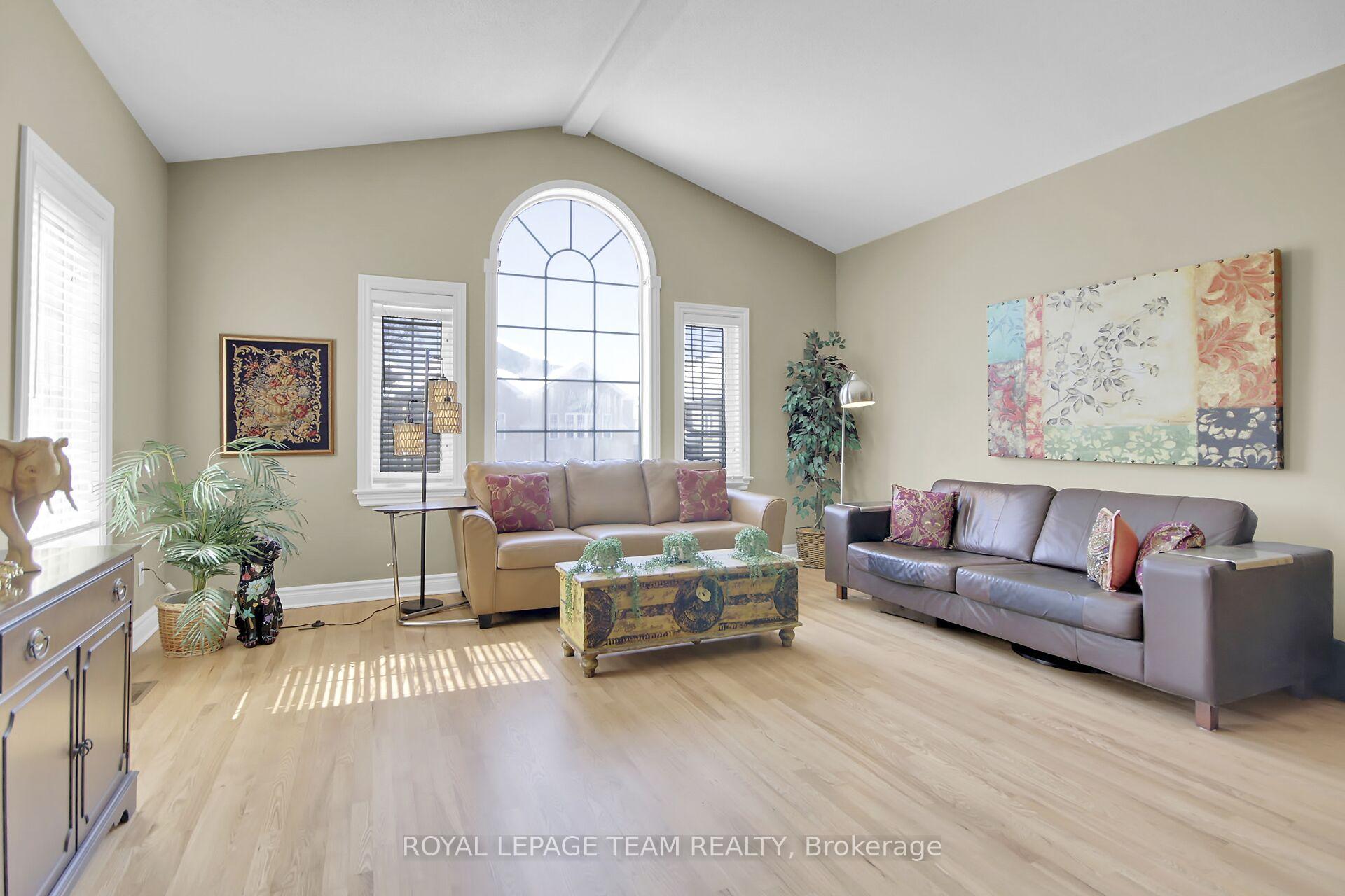 Photo 8 of 32 Castle Glen Crescent, Ottawa, Kanata - Glencairn/Hazeldean — HOMEH