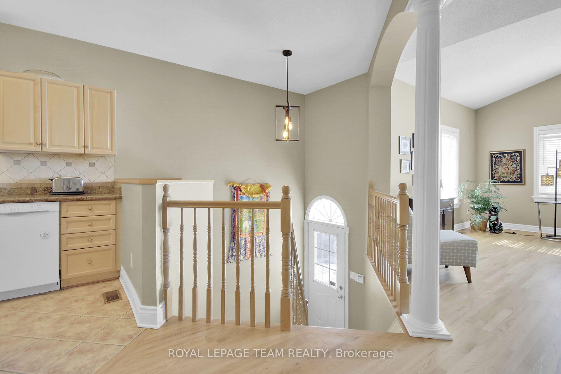 Photo 10 of 32 Castle Glen Crescent, Ottawa, Kanata - Glencairn/Hazeldean — HOMEH