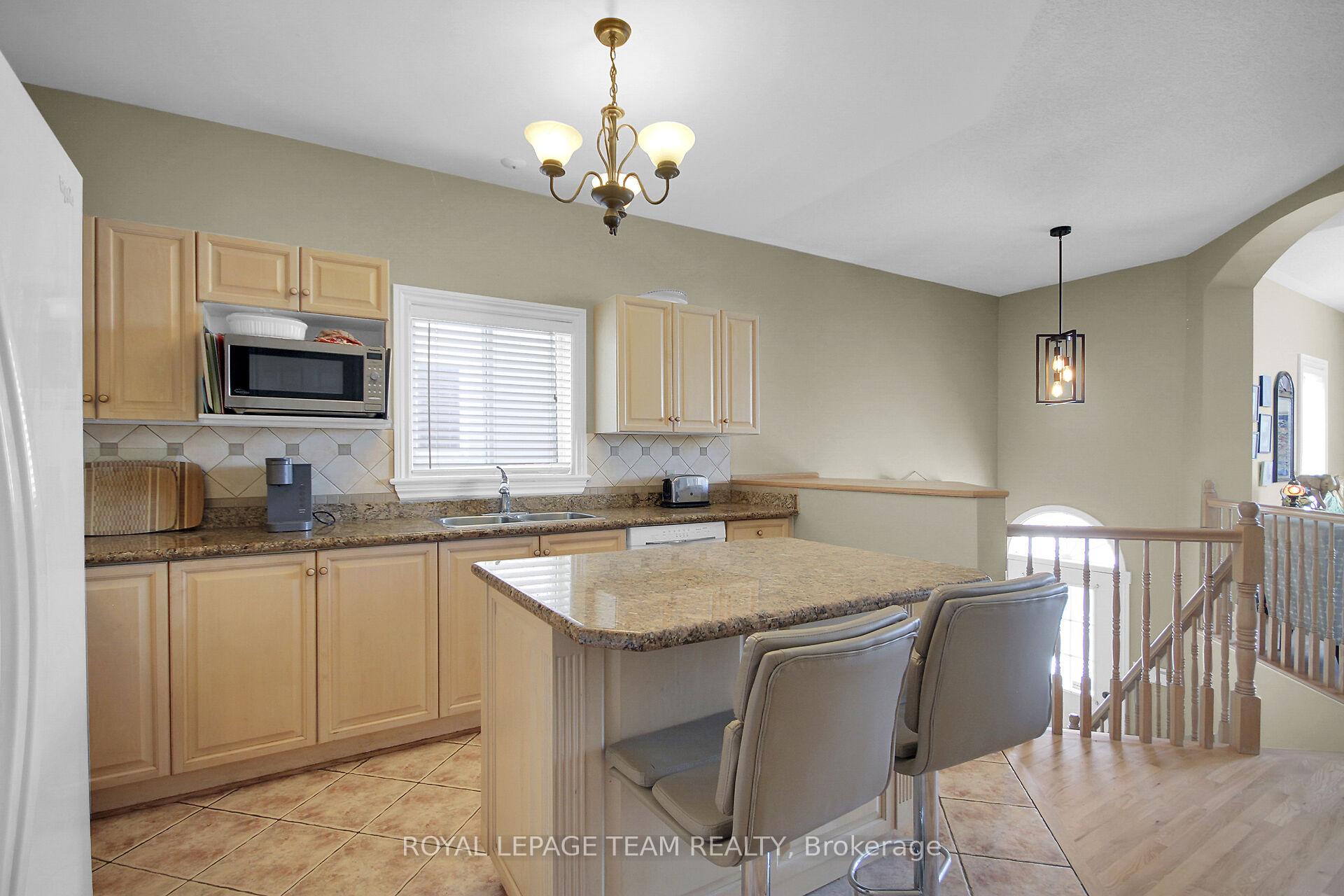 Photo 12 of 32 Castle Glen Crescent, Ottawa, Kanata - Glencairn/Hazeldean — HOMEH