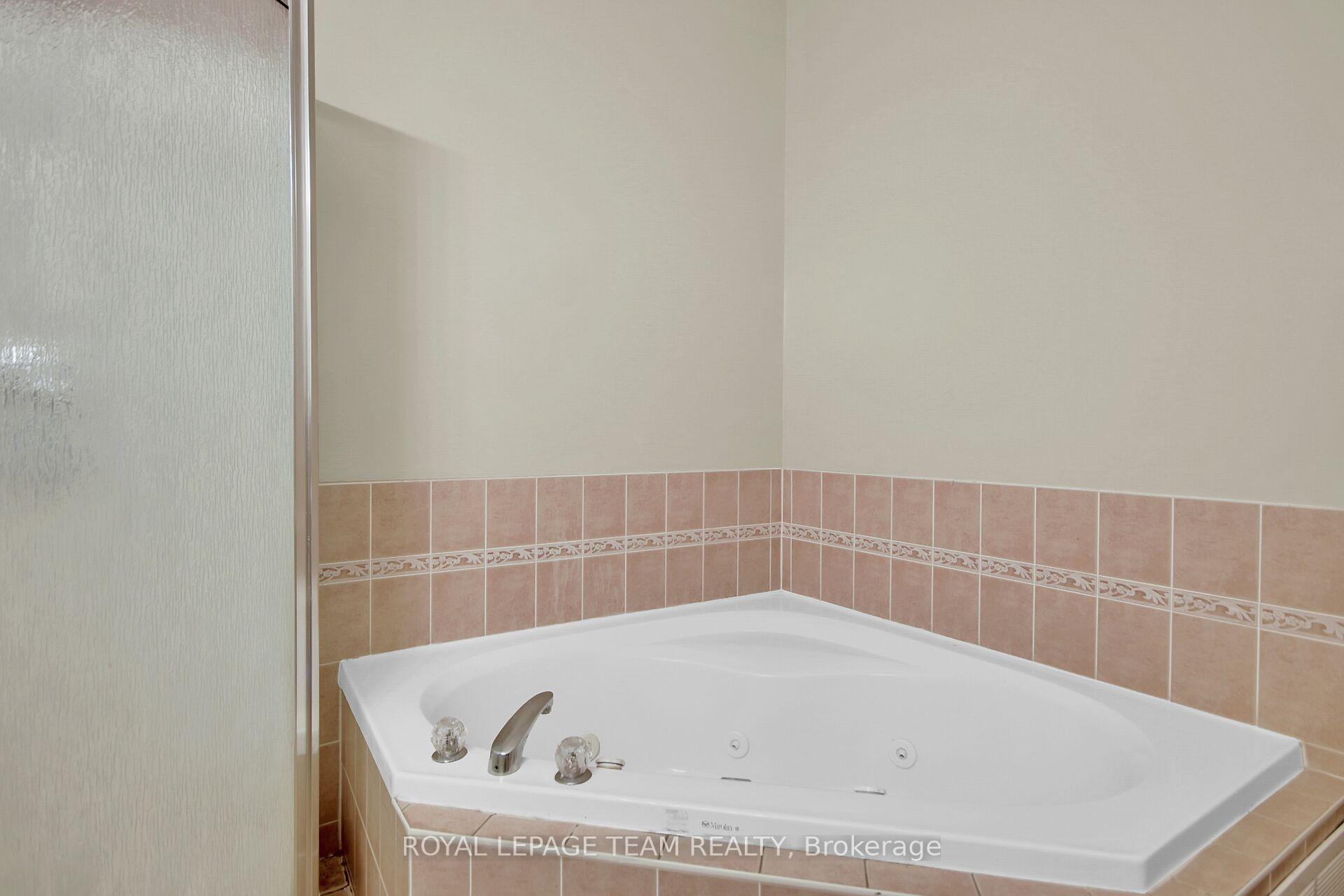 Photo 27 of 32 Castle Glen Crescent, Ottawa, Kanata - Glencairn/Hazeldean — HOMEH