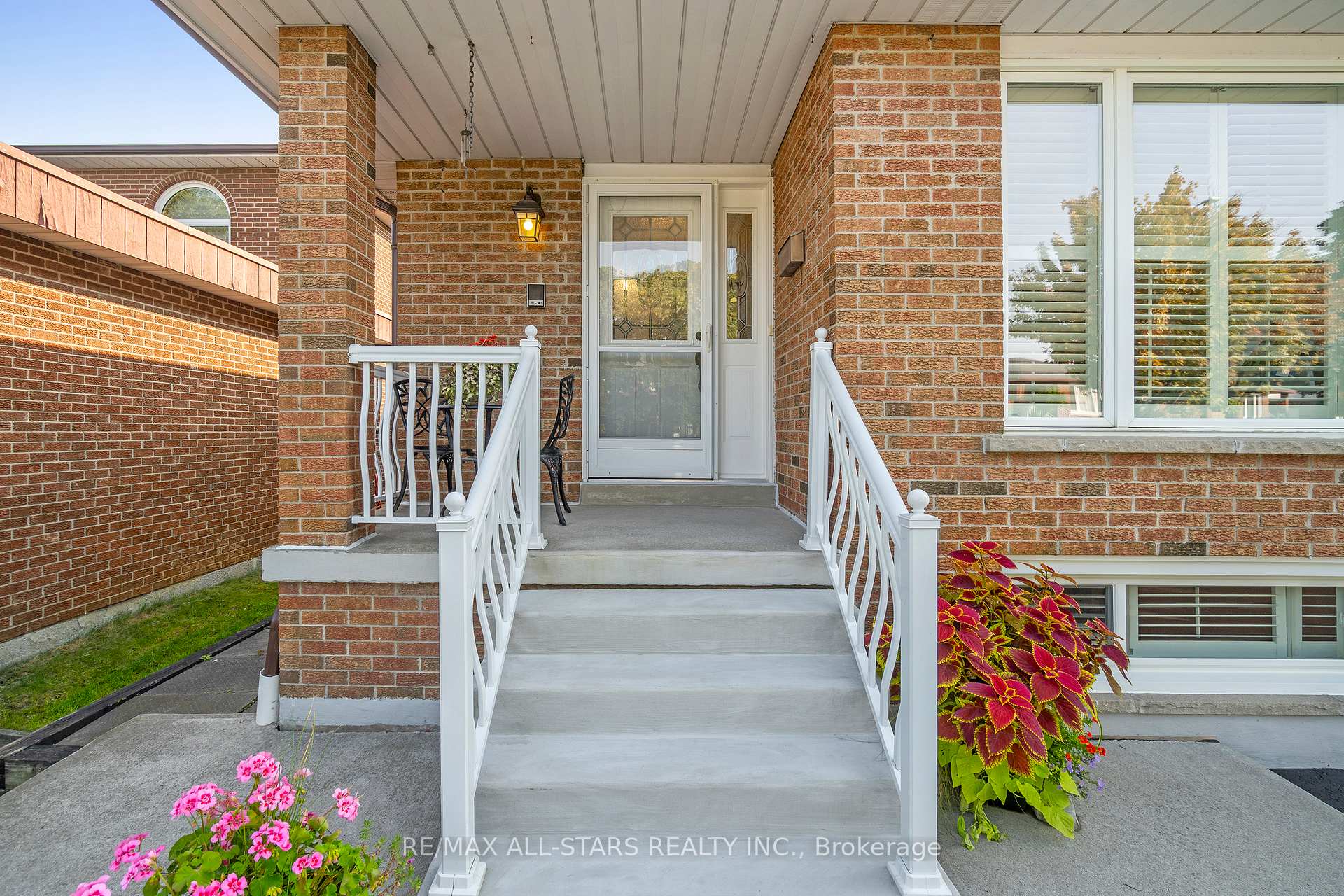 Photo 2 of 14 Barrington Crescent, Markham, Milliken Mills West — HOMEH