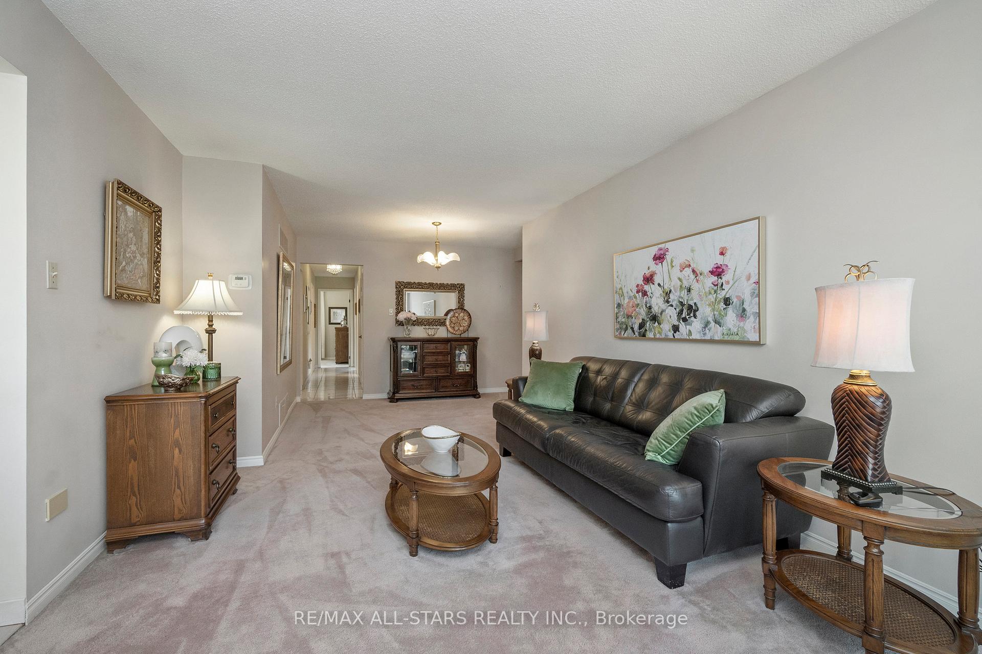 Photo 4 of 14 Barrington Crescent, Markham, Milliken Mills West — HOMEH