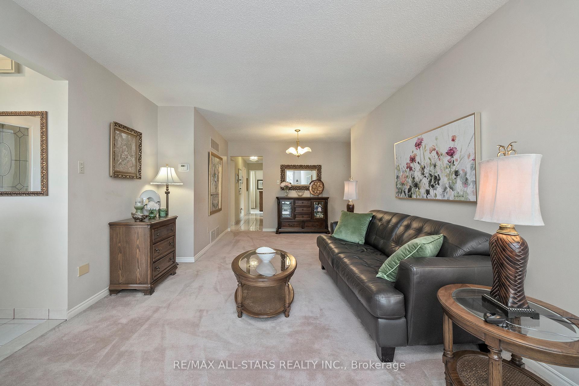Photo 5 of 14 Barrington Crescent, Markham, Milliken Mills West — HOMEH