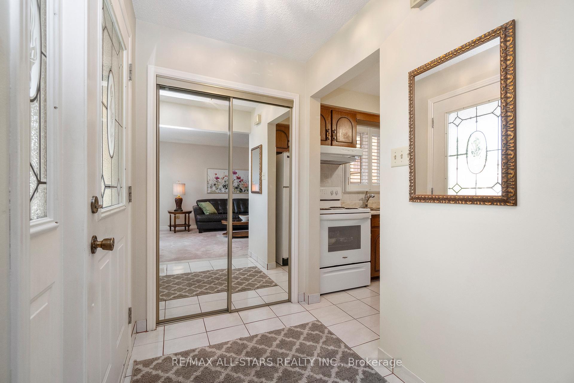Photo 8 of 14 Barrington Crescent, Markham, Milliken Mills West — HOMEH