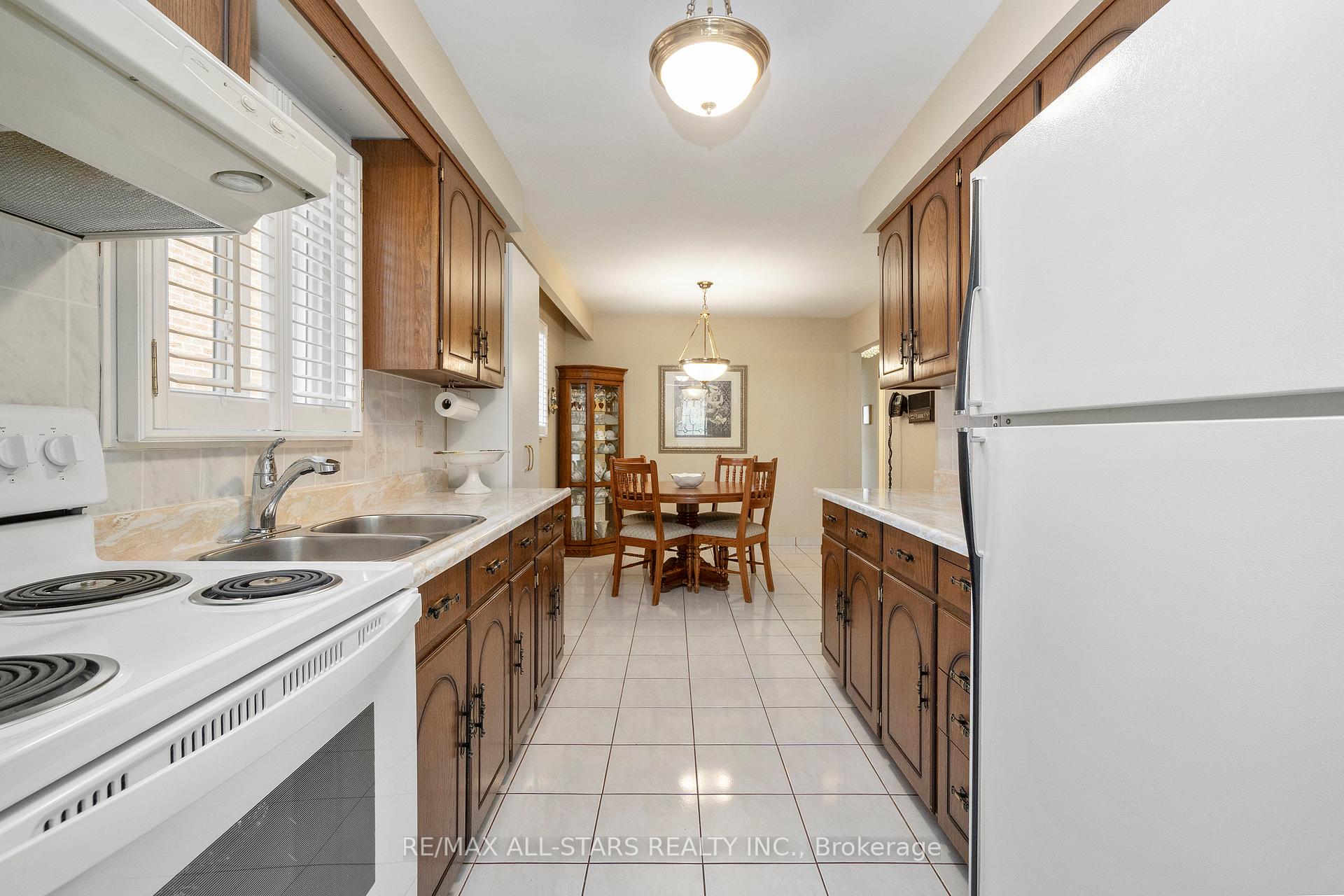 Photo 9 of 14 Barrington Crescent, Markham, Milliken Mills West — HOMEH