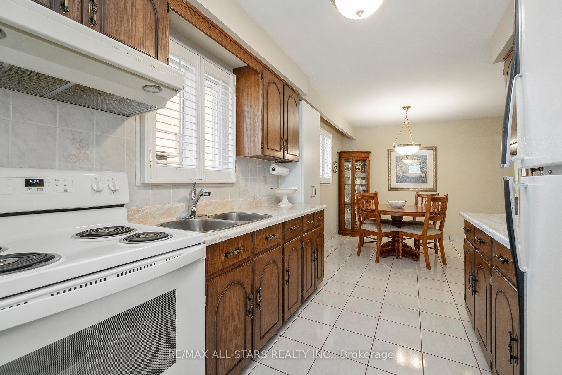 Photo 10 of 14 Barrington Crescent, Markham, Milliken Mills West — HOMEH