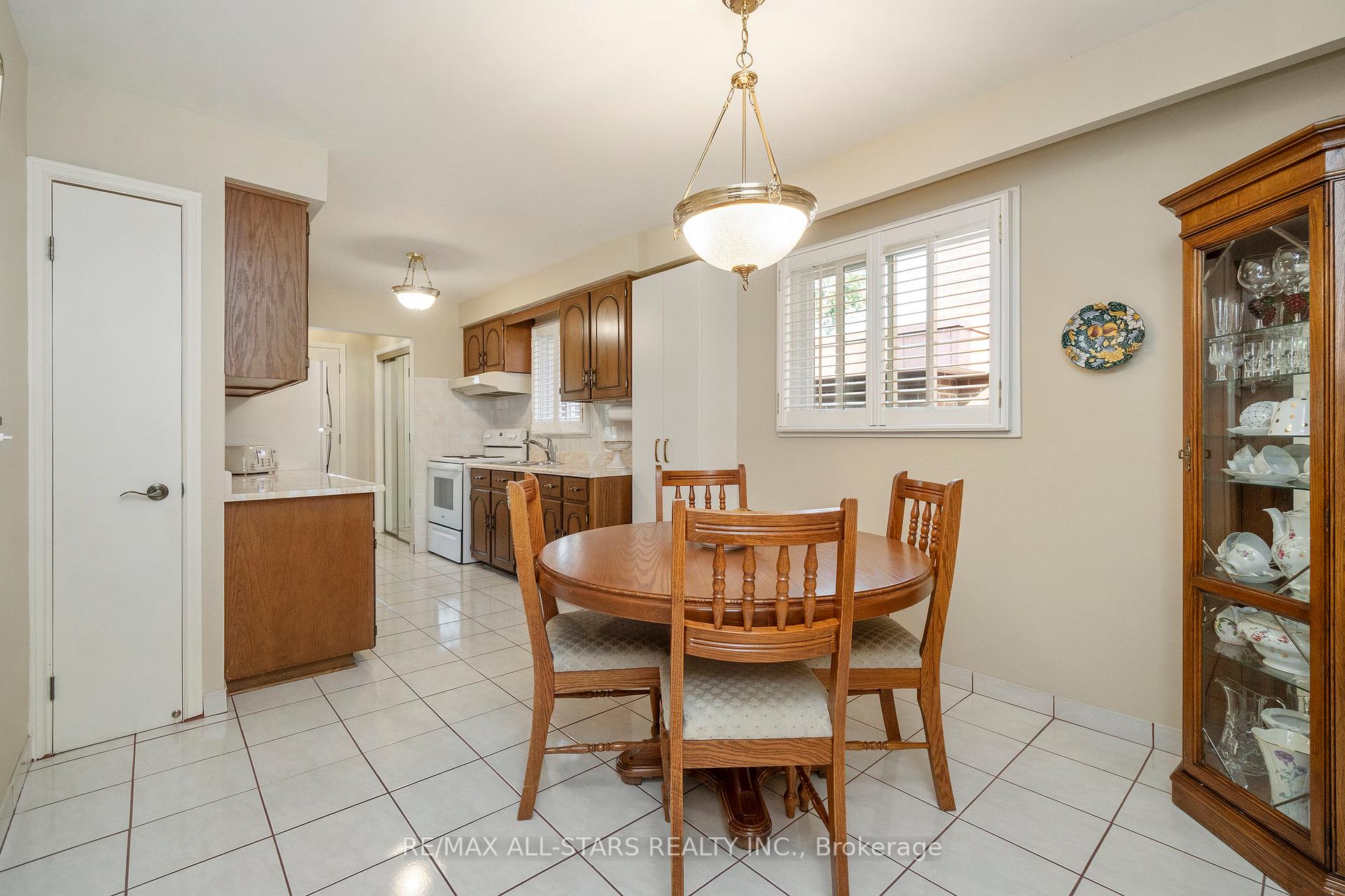 Photo 12 of 14 Barrington Crescent, Markham, Milliken Mills West — HOMEH