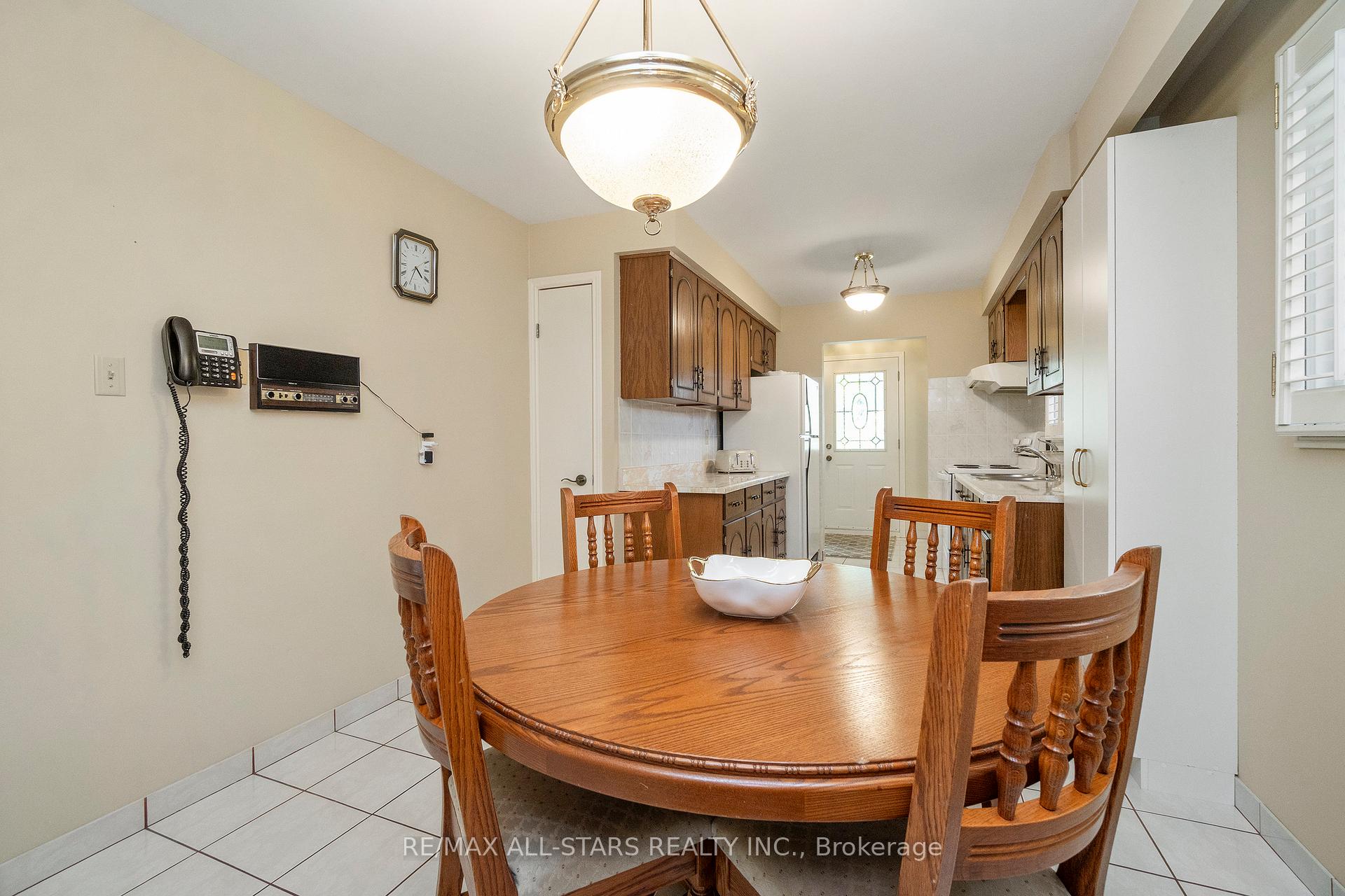 Photo 13 of 14 Barrington Crescent, Markham, Milliken Mills West — HOMEH