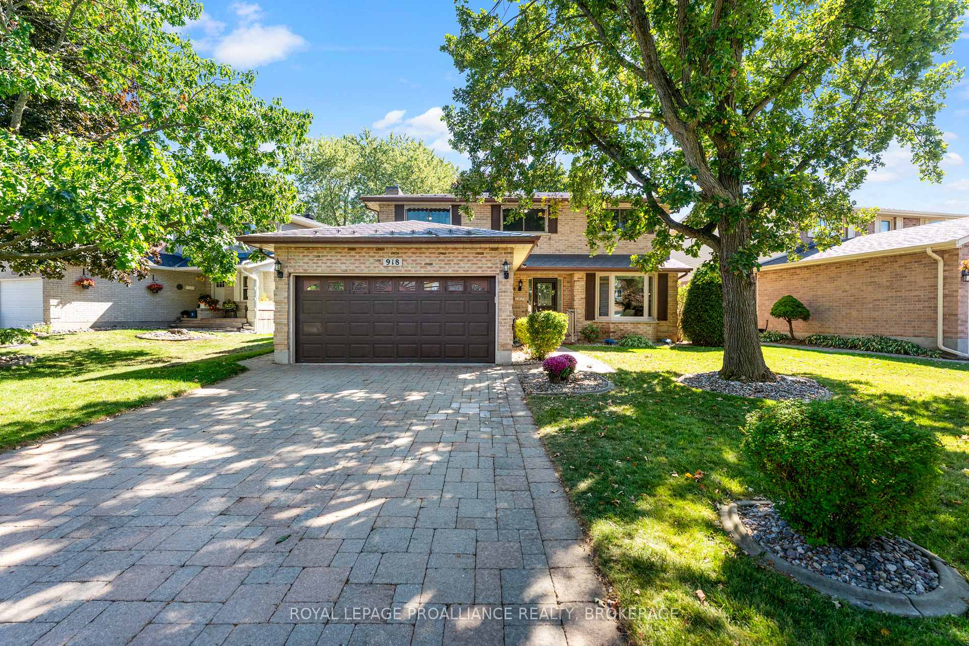 Front of 918 Edinborough Crescent