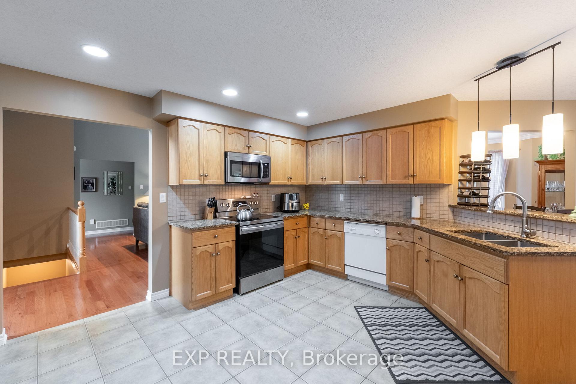 Photo 8 of 129 Simcoe Avenue, Middlesex Centre, Komoka — HOMEH
