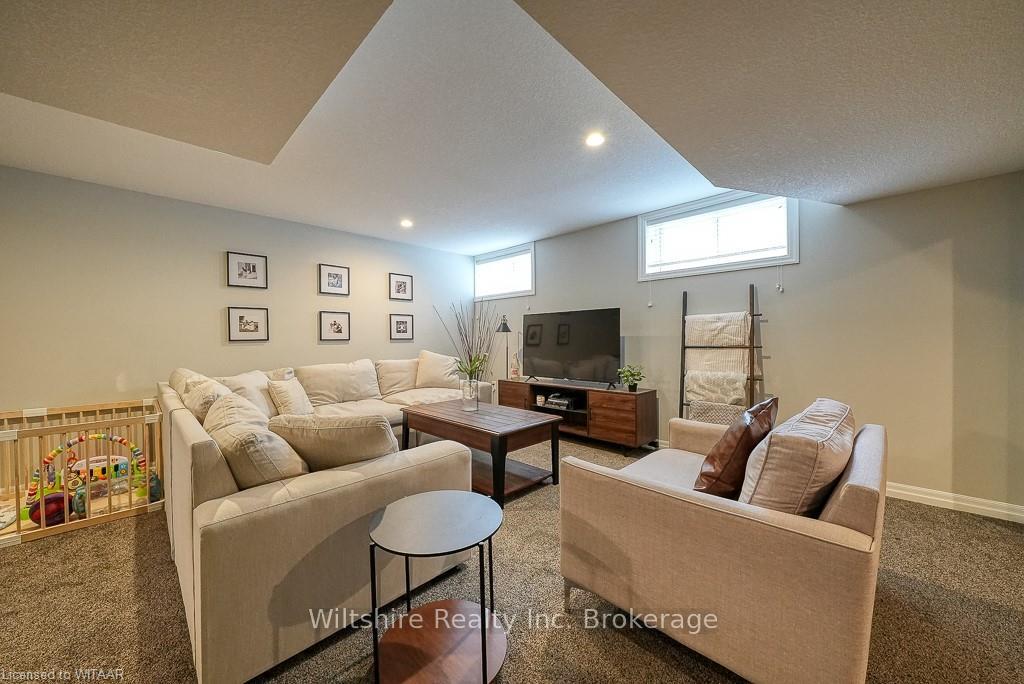 Photo 31 of 82 Fieldstone Crescent N, Middlesex Centre, Komoka — HOMEH