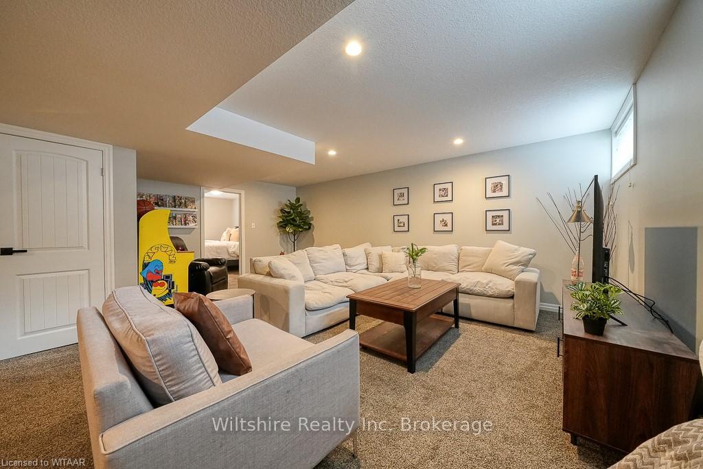 Photo 32 of 82 Fieldstone Crescent N, Middlesex Centre, Komoka — HOMEH