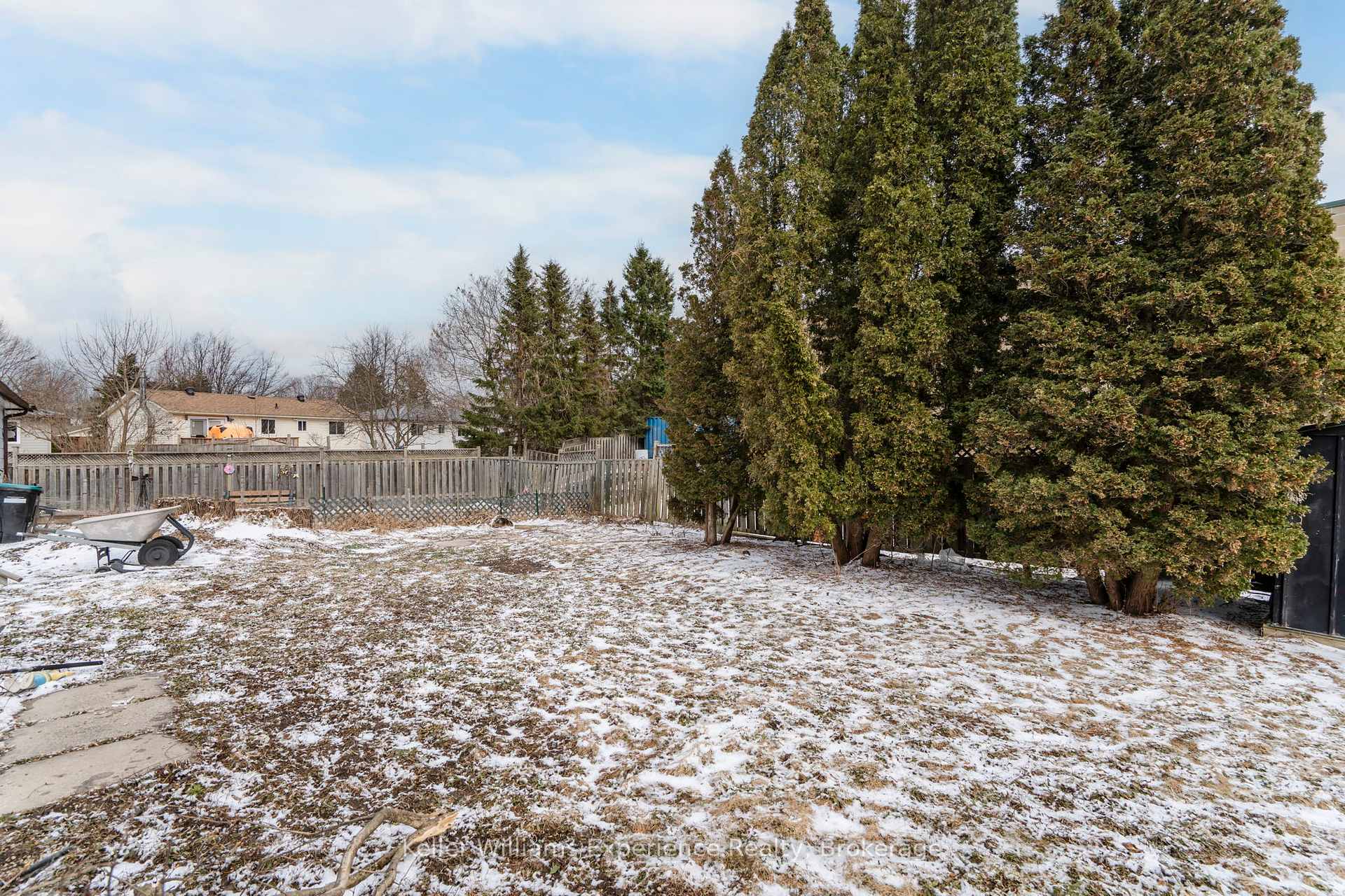 Photo 3 of 701 Bayview Drive, Midland — HOMEH