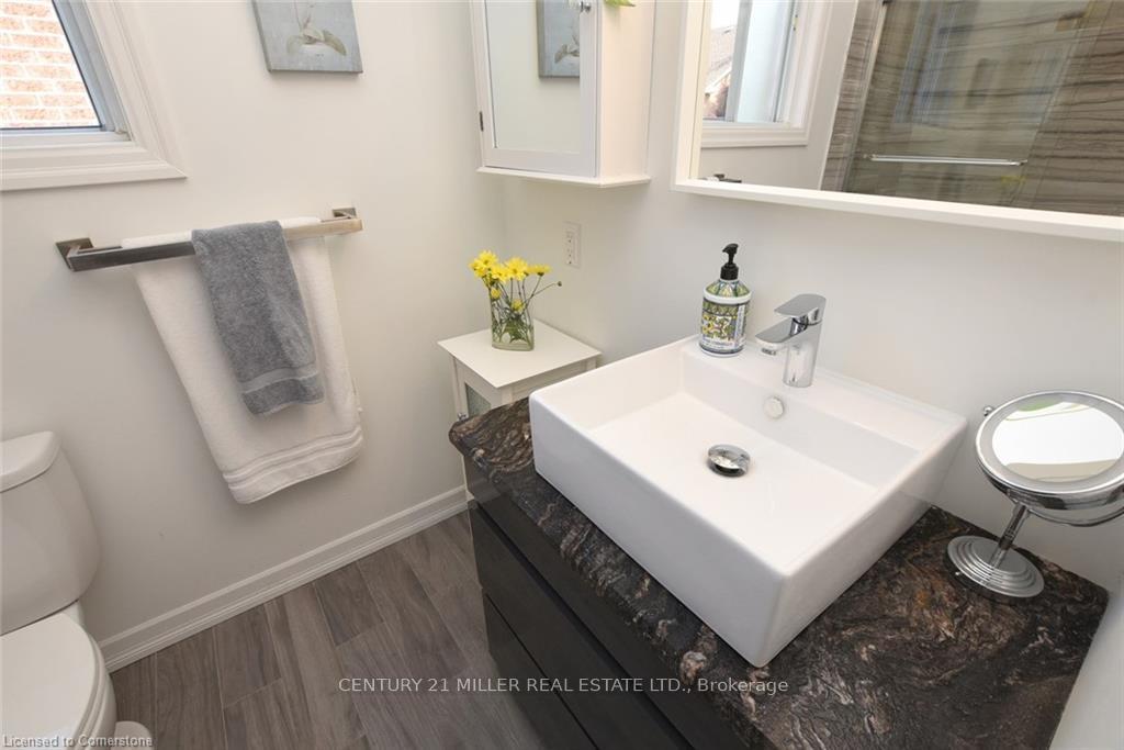 Photo 17 of 117 Niska Drive, Hamilton, Waterdown — HOMEH